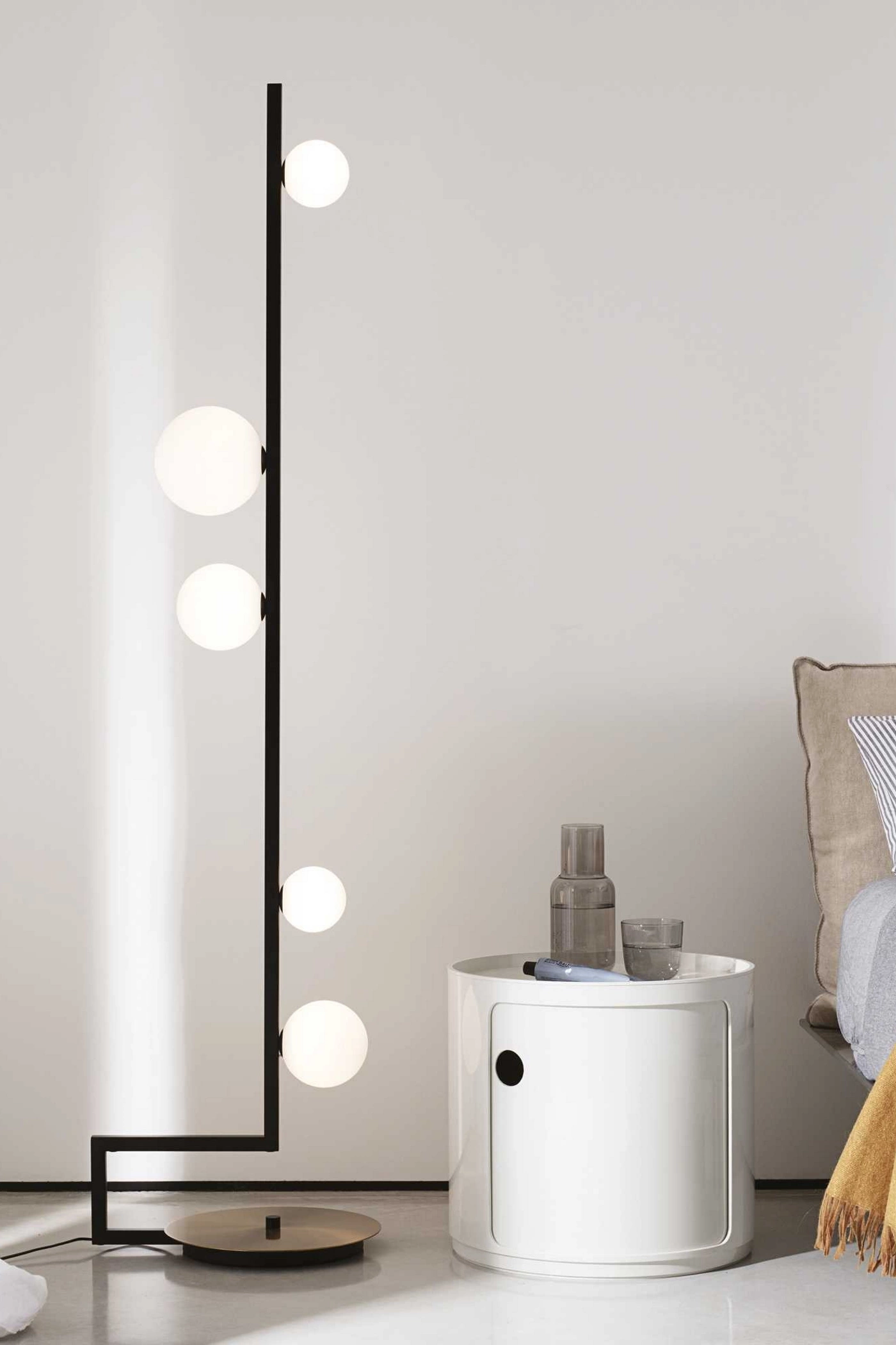   
                        
                        Торшер IDEAL LUX (Італія) 10137    
                         у стилі Лофт.  
                        Тип джерела світла: світлодіодна лампа, змінна.                                                 Кольори плафонів і підвісок: Білий.                         Матеріал: Скло.                          фото 2