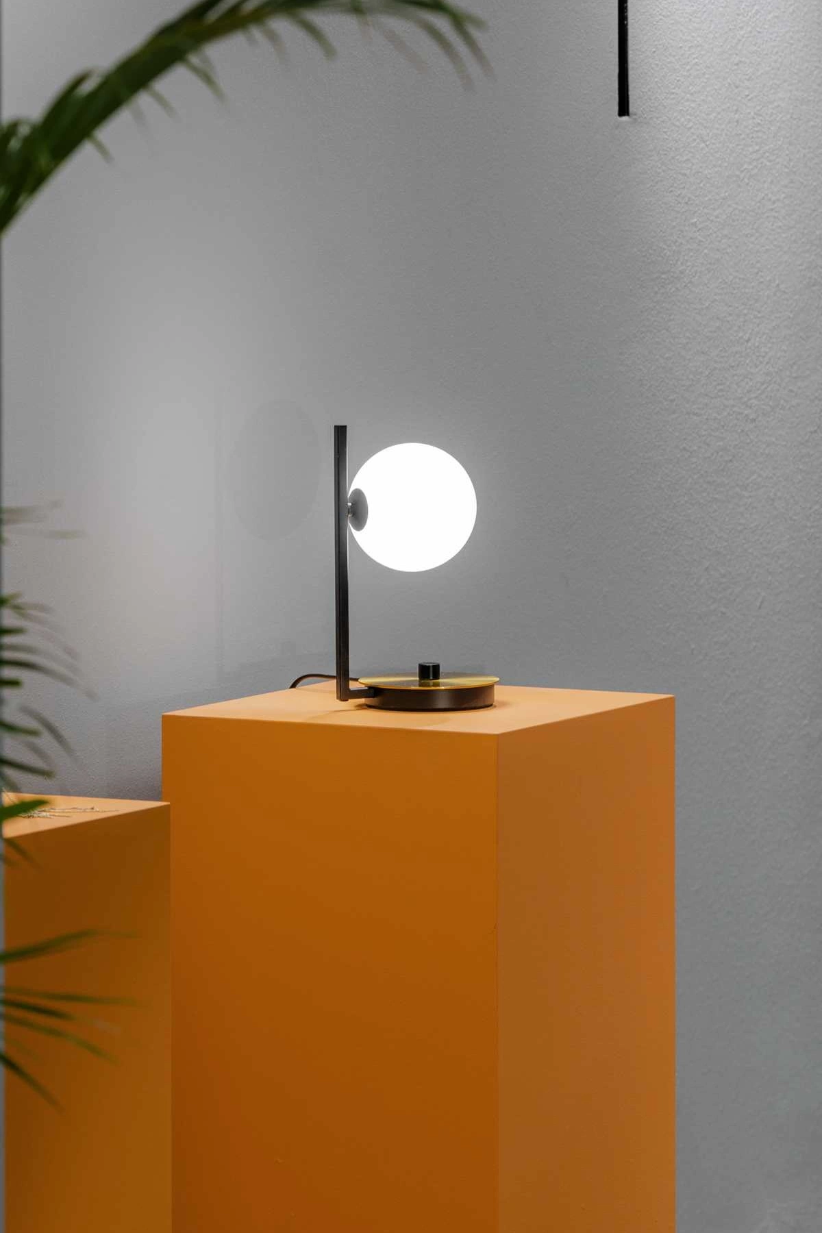  
                        
                        Настольная лампа IDEAL LUX (Италия) 10139    
                         в стиле Лофт.  
                        Тип источника света: светодиодная лампа, сменная.                                                 Цвета плафонов и подвесок: Белый.                         Материал: Стекло.                          фото 2