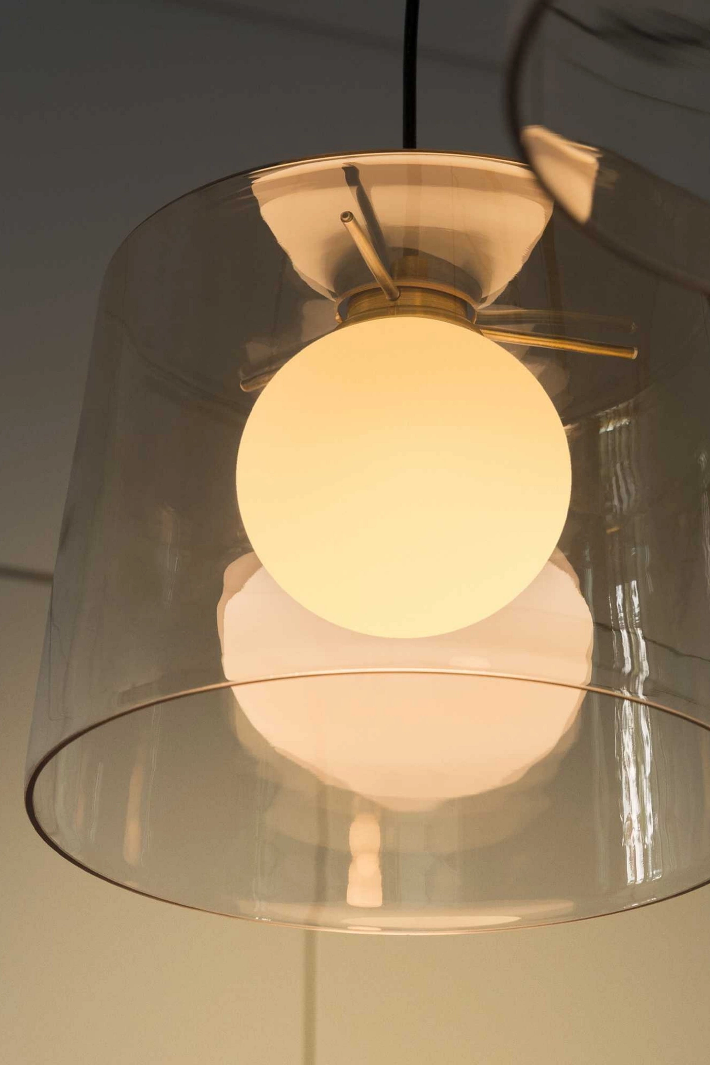   
                        
                        Люстра IDEAL LUX (Италия) 10221    
                         в стиле Модерн.  
                        Тип источника света: светодиодная лампа, сменная.                         Форма: Круг.                         Цвета плафонов и подвесок: Серый, Прозрачный.                         Материал: Стекло.                          фото 2