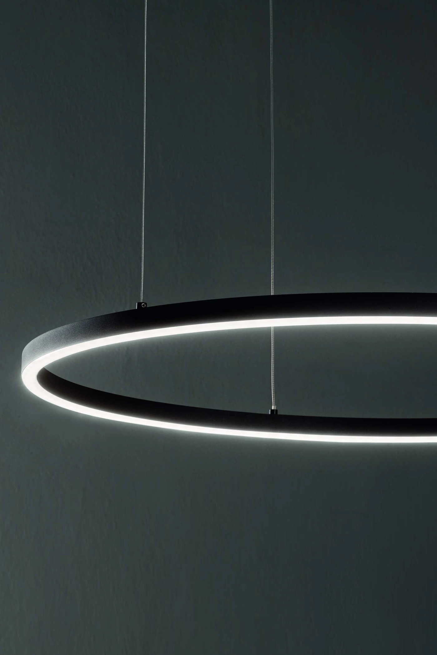   
                        
                        Люстра IDEAL LUX (Італія) 10373    
                         у стилі Хай-тек.  
                        Тип джерела світла: вбудований led-модуль, незмінний.                         Форма: Коло.                         Кольори плафонів і підвісок: Чорний, Білий.                         Матеріал: Алюміній, Пластик.                          фото 3