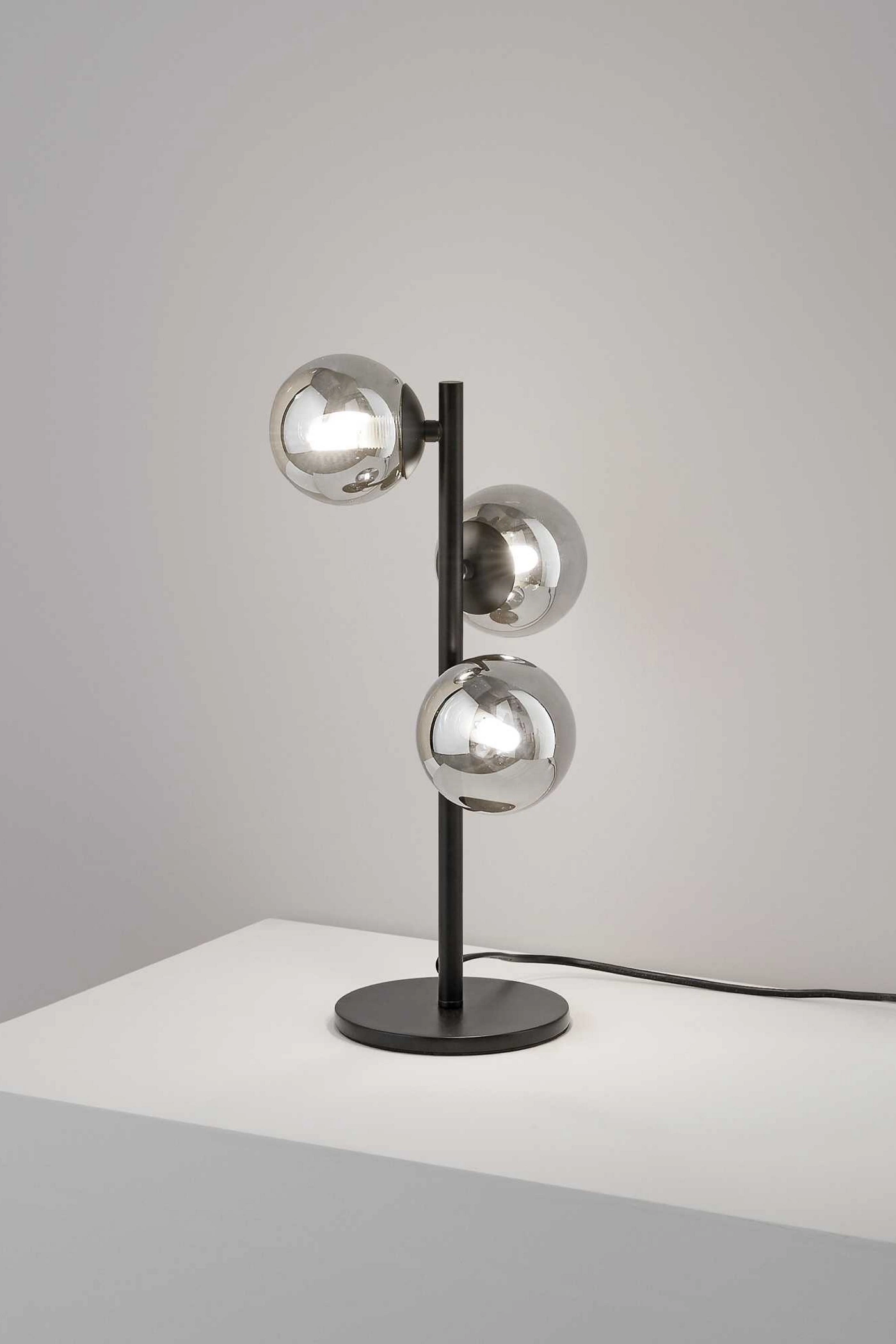   
                        
                        Настільна лампа IDEAL LUX (Італія) 10421    
                         у стилі Хай-тек.  
                        Тип джерела світла: світлодіодна лампа, змінна.                                                 Кольори плафонів і підвісок: Сірий.                         Матеріал: Скло.                          фото 2