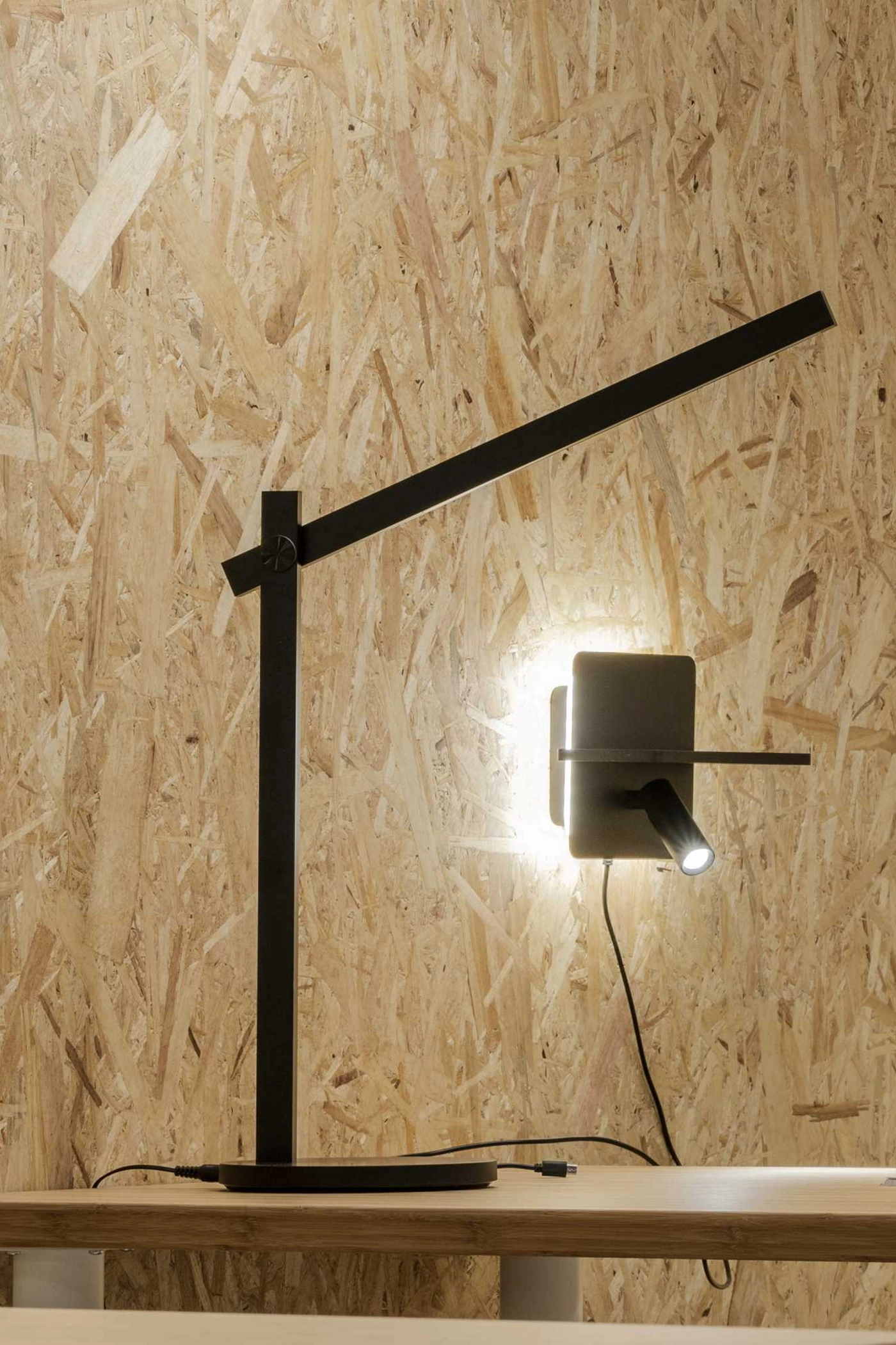   
                        
                        Настольная лампа IDEAL LUX (Италия) 10432    
                         в стиле Хай-тек.  
                        Тип источника света: встроенный led-модуль, несъемный.                                                 Цвета плафонов и подвесок: Черный.                         Материал: Пластик.                          фото 2