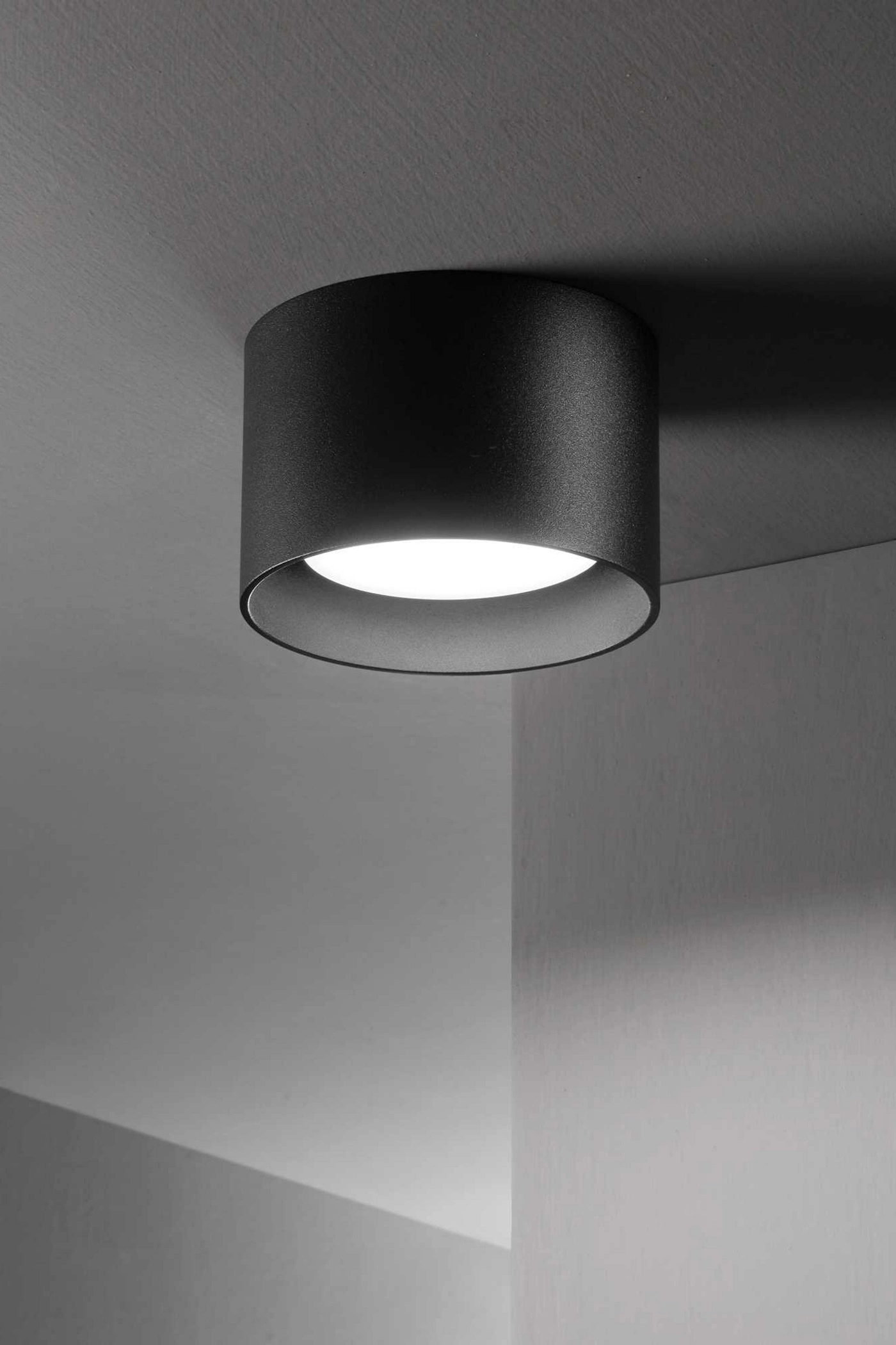  
                        
                        Точковий світильник IDEAL LUX (Італія) 10454    
                         у стилі Хай-тек.  
                        Тип джерела світла: світлодіодна лампа, змінна.                         Форма: Циліндр.                         Кольори плафонів і підвісок: Чорний.                         Матеріал: Алюміній.                          фото 2