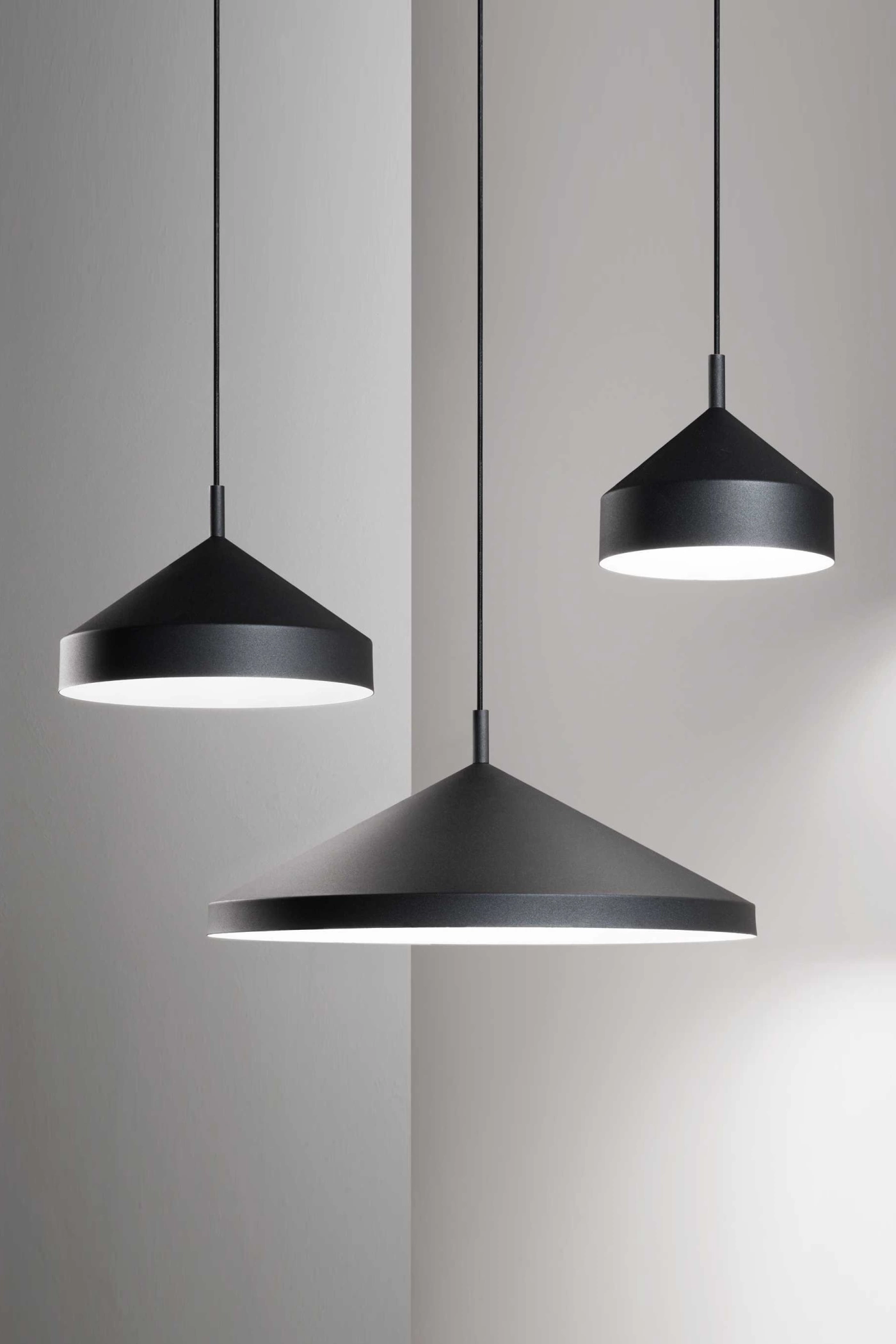   
                        
                        Люстра IDEAL LUX (Італія) 10471    
                         У стилі Лофт.  
                        Тип джерела світла: світлодіодна лампа, змінна.                         Форма: Коло.                         Кольори плафонів і підвісок: Чорний, Білий.                         Матеріал: Метал.                          фото 2