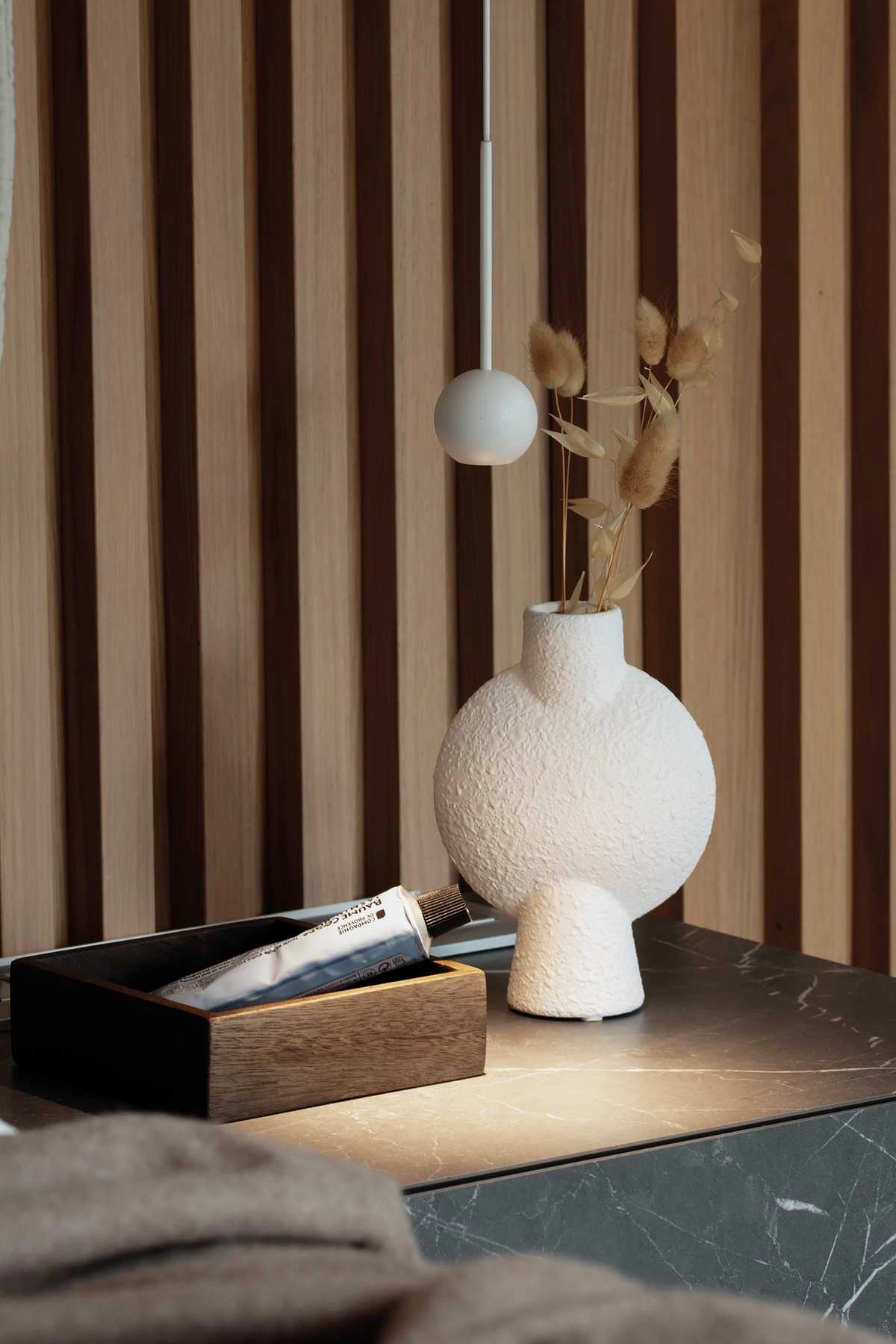   
                        
                        Люстра IDEAL LUX (Италия) 10563    
                         В стиле Хай-тек.  
                        Тип источника света: встроенный led-модуль, несъемный.                         Форма: Шар.                         Цвета плафонов и подвесок: Белый.                         Материал: Металл.                          фото 3