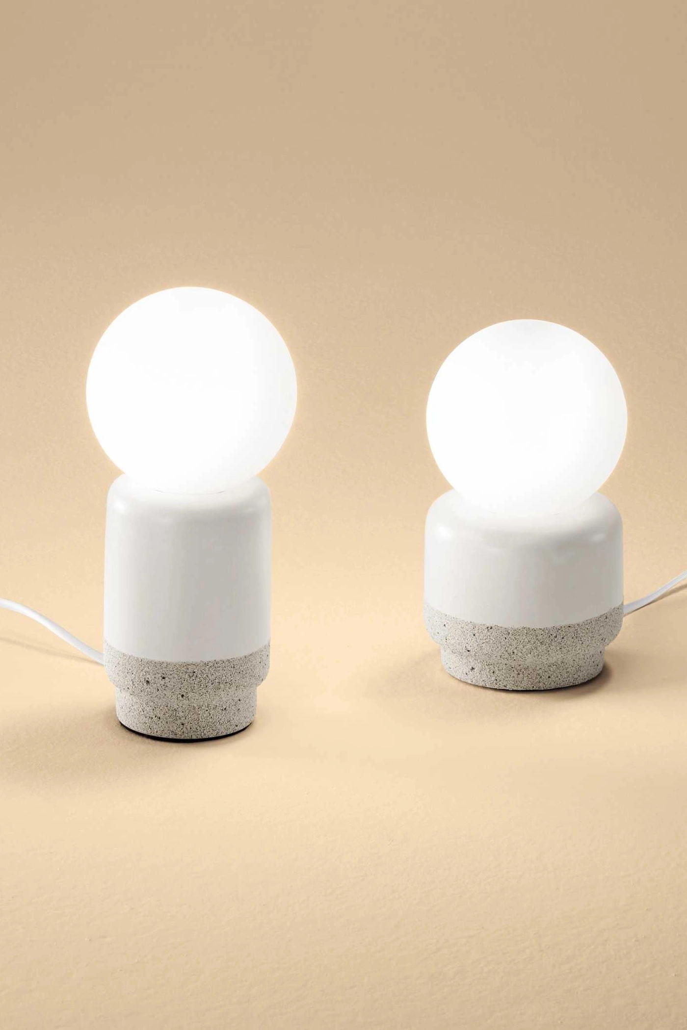   
                        
                        Настільна лампа IDEAL LUX (Італія) 10634    
                         у стилі Модерн.  
                        Тип джерела світла: світлодіодна лампа, змінна.                                                 Кольори плафонів і підвісок: Білий.                         Матеріал: Скло.                          фото 2