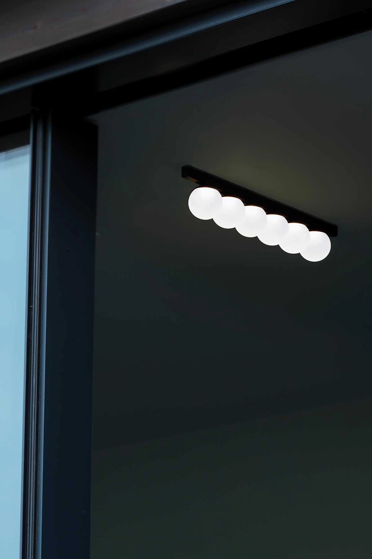   
                        
                        Світильник стельовий IDEAL LUX (Італія) 10895    
                         у стилі Модерн.  
                        Тип джерела світла: вбудований led-модуль, незмінний.                         Форма: Прямокутник.                         Кольори плафонів і підвісок: Білий.                         Матеріал: Скло.                          фото 2