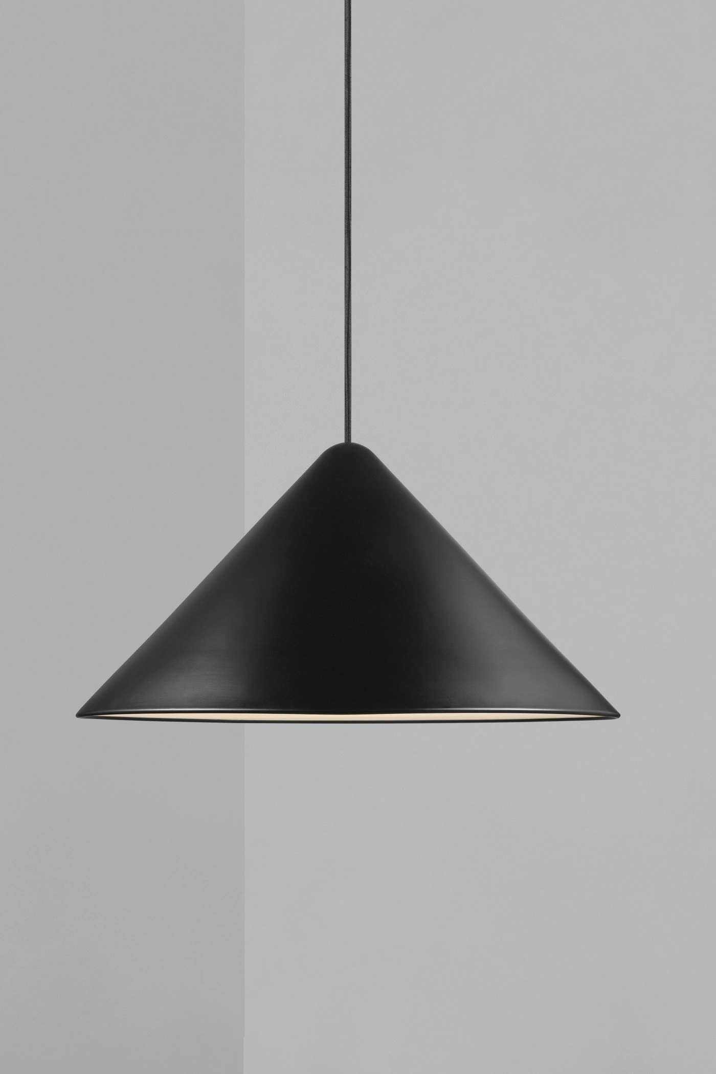   
                        
                        Люстра NORDLUX (Данія) 11018    
                         у стилі Лофт.  
                        Тип джерела світла: світлодіодна лампа, змінна.                         Форма: Коло.                         Кольори плафонів і підвісок: Чорний, Білий.                         Матеріал: Метал.                          фото 5