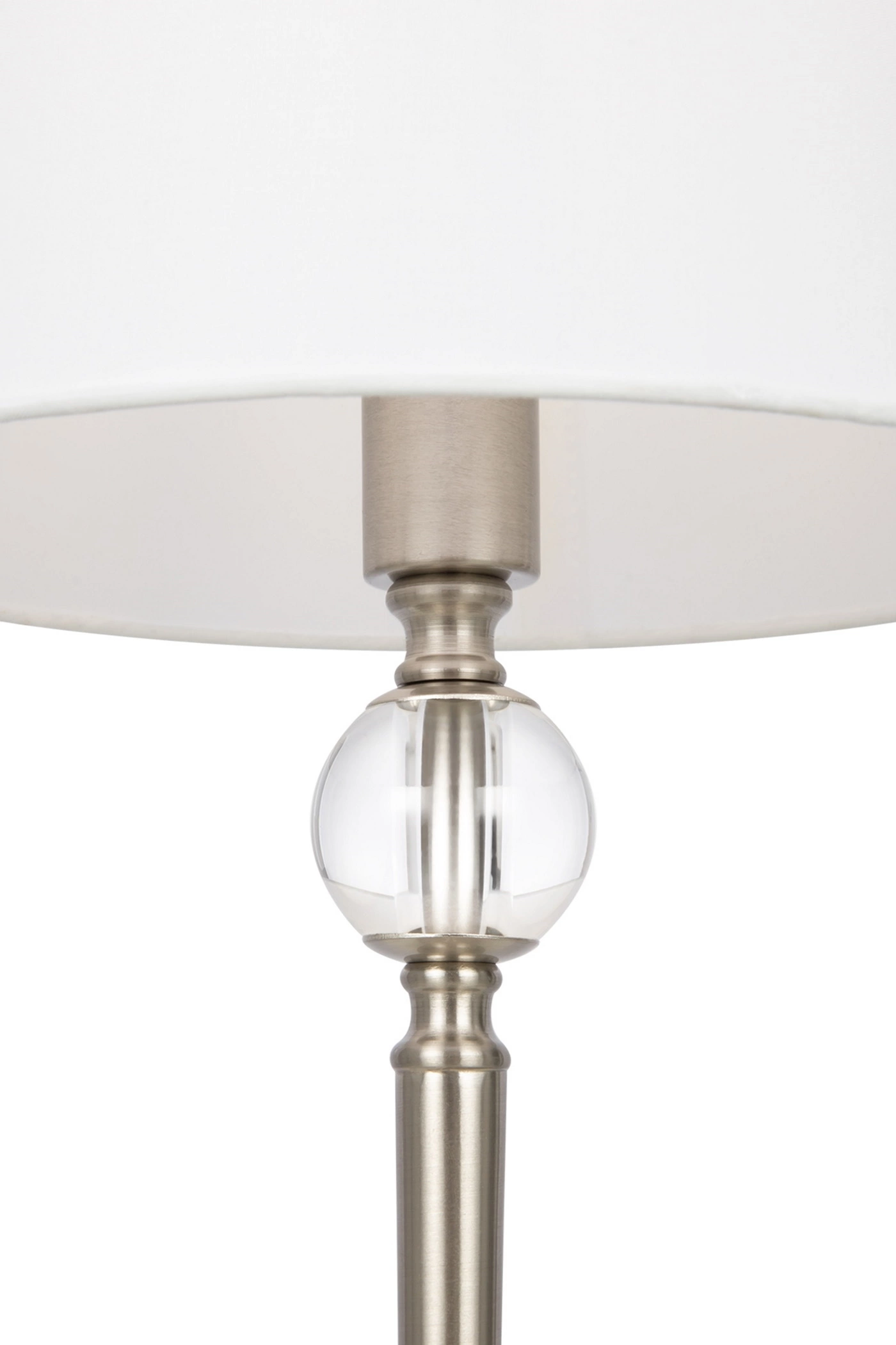   
                        
                        Настільна лампа VASMAR (Україна) 11120    
                         у стилі Класика.  
                        Тип джерела світла: світлодіодна лампа, змінна.                                                 Кольори плафонів і підвісок: Білий, Прозорий.                         Матеріал: Тканина, Кришталь.                          фото 3