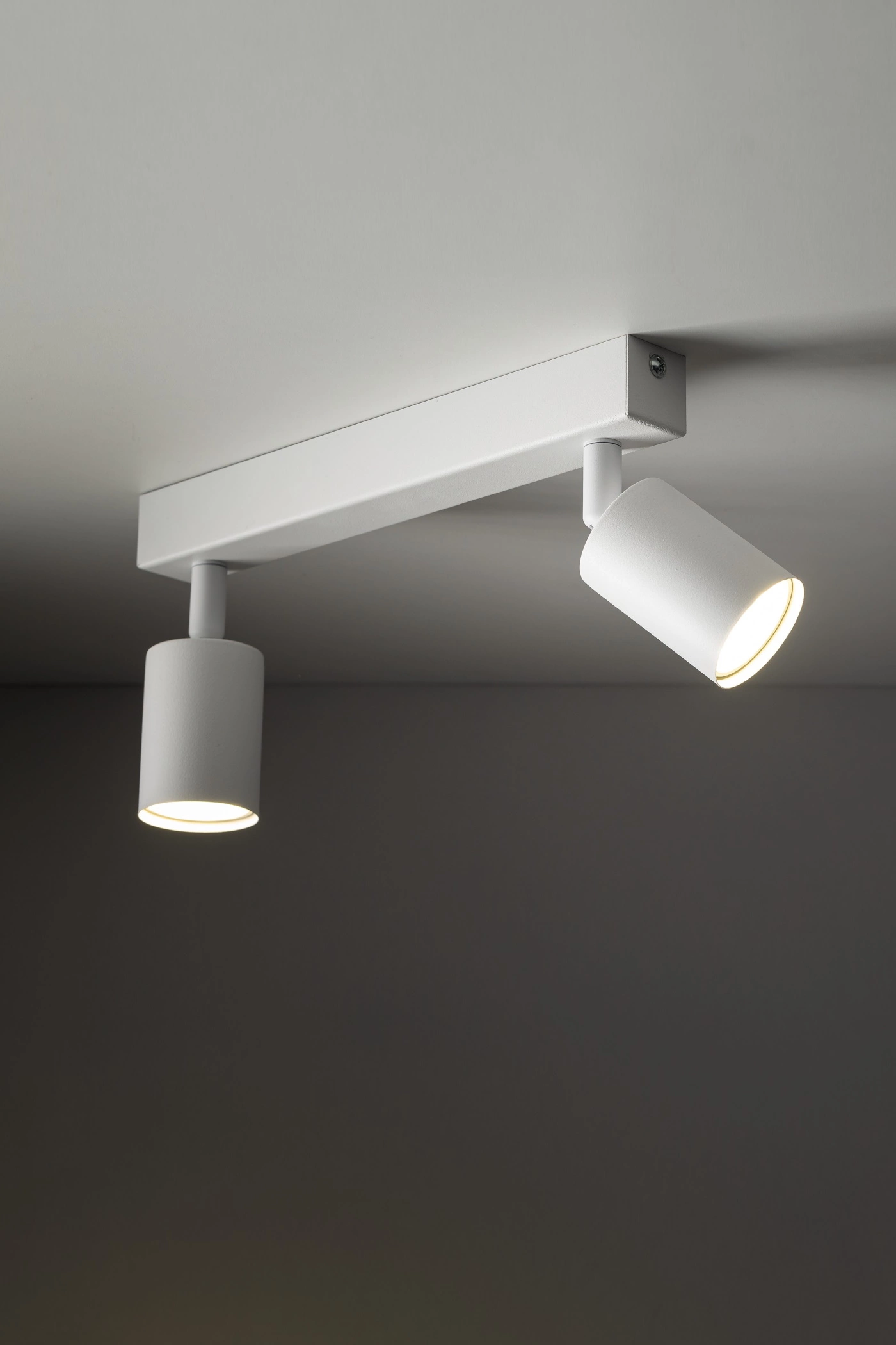   
                        
                        Світильник поворотний TK LIGHTING (Польща) 11576    
                         У стилі Хай-тек.  
                        Тип джерела світла: світлодіодна лампа, змінна.                         Форма: Прямокутник.                         Кольори плафонів і підвісок: Білий.                         Матеріал: Метал, Пластик.                          фото 6