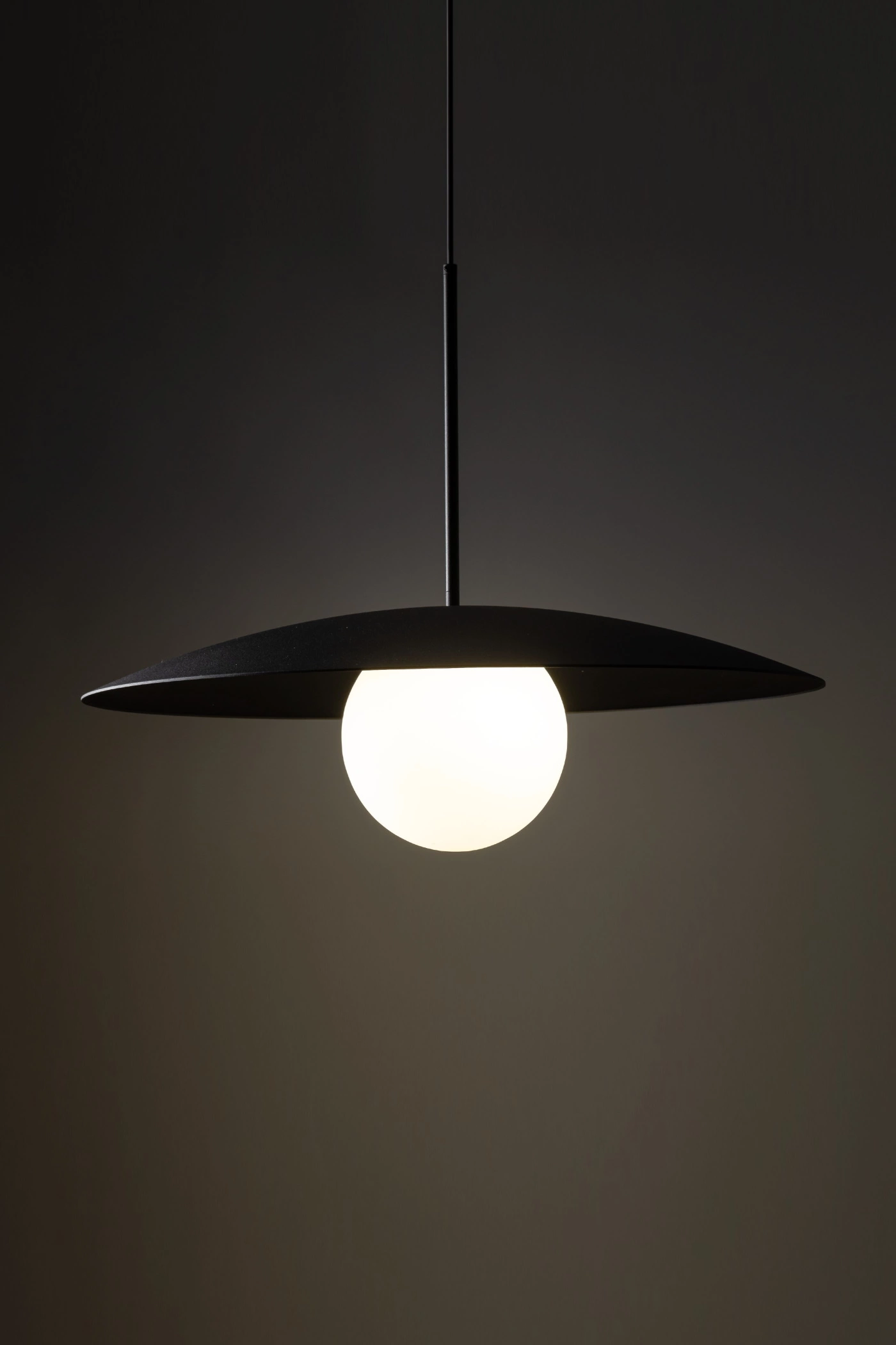   
                        
                        Люстра TK LIGHTING (Польша) 11611    
                         В стиле Модерн, Скандинавский.  
                        Тип источника света: светодиодная лампа, сменная.                         Форма: Круг.                         Цвета плафонов и подвесок: Черный, Белый.                         Материал: Металл, Пластик.                          фото 6