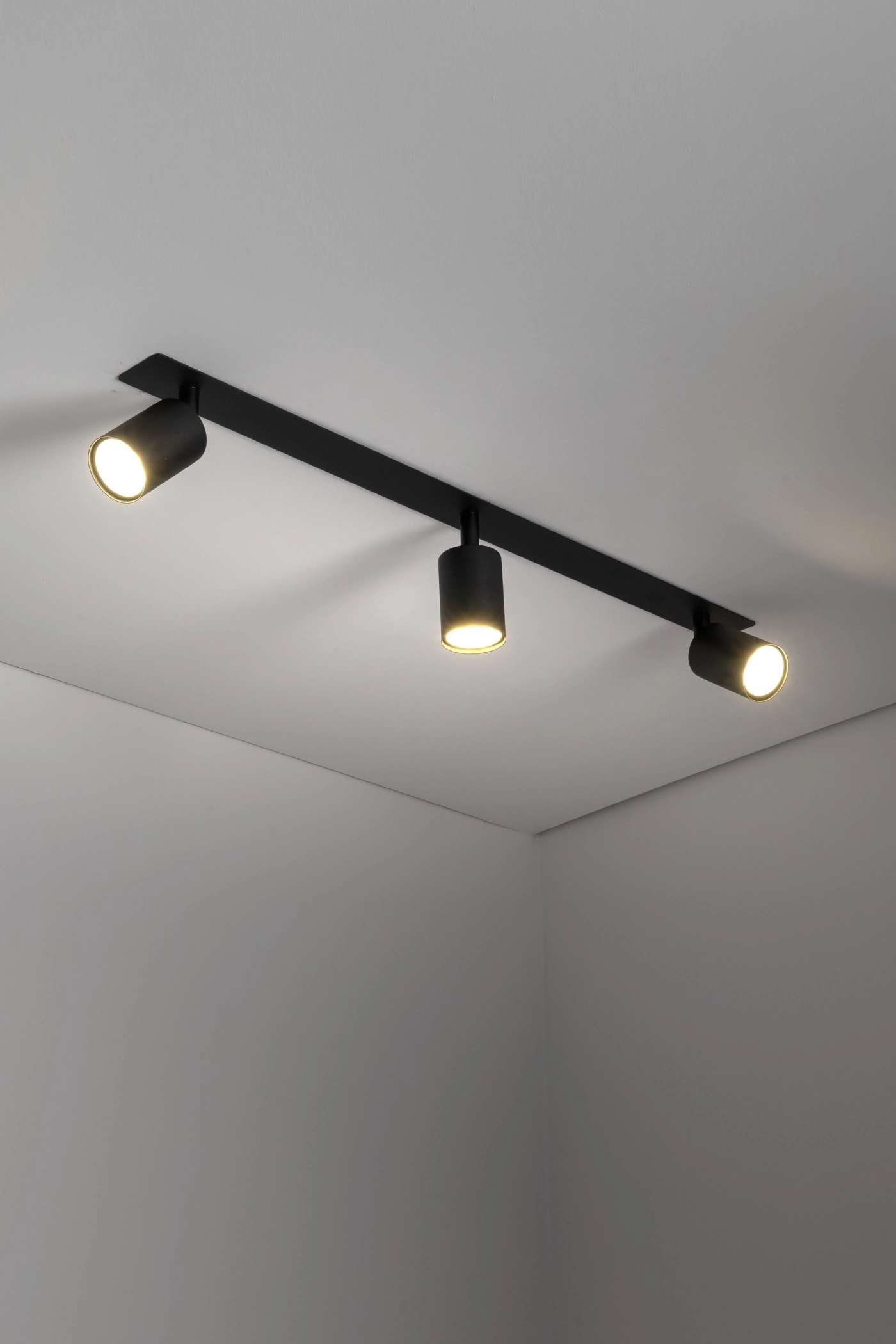   
                        
                        Светильник поворотный TK LIGHTING (Польша) 11634    
                         В стиле Хай-тек.  
                        Тип источника света: светодиодная лампа, сменная.                         Форма: Прямоугольник.                         Цвета плафонов и подвесок: Черный.                         Материал: Металл, Пластик.                          фото 5