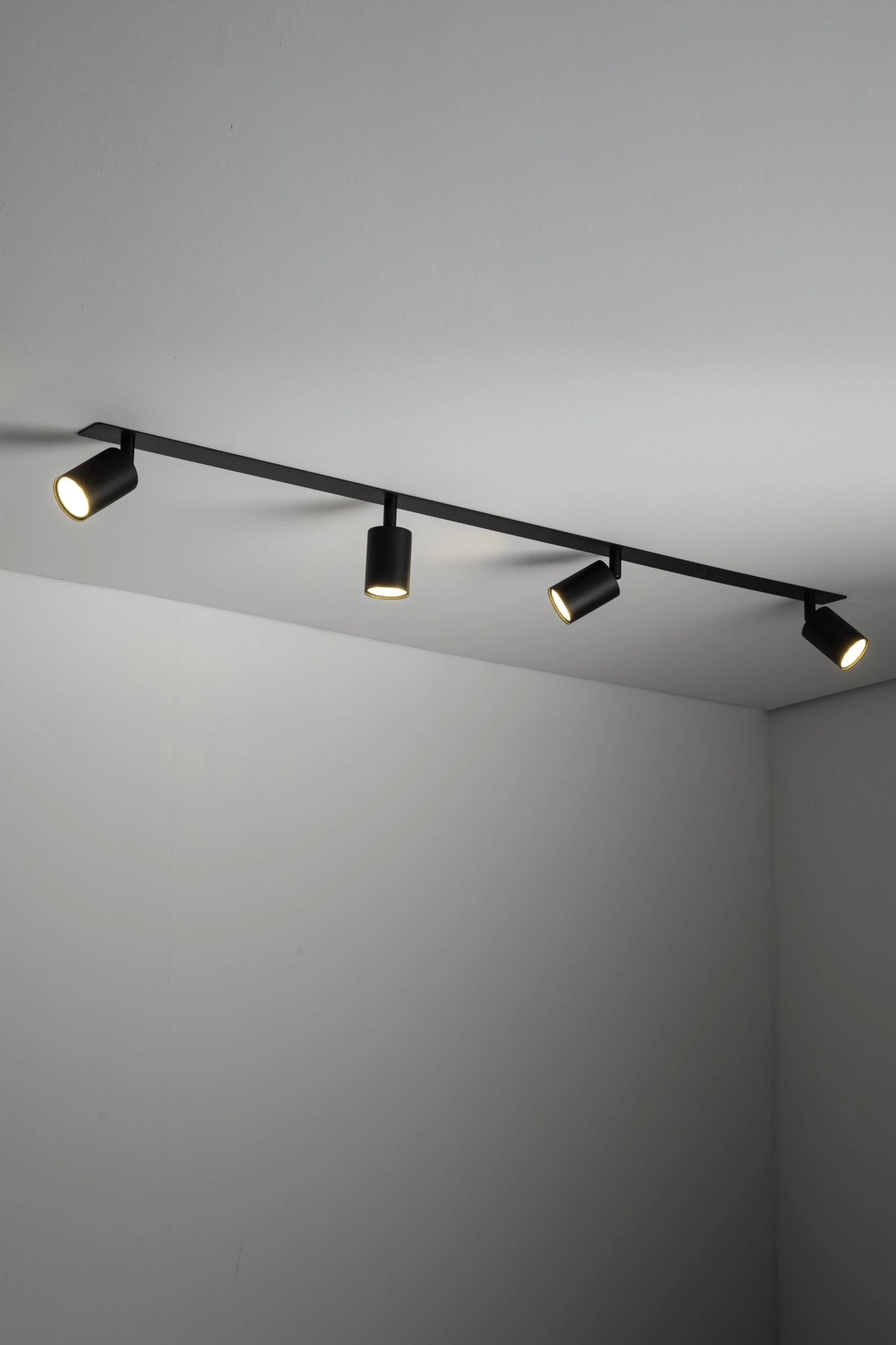   
                        
                        Светильник поворотный TK LIGHTING (Польша) 11635    
                         В стиле Хай-тек.  
                        Тип источника света: светодиодная лампа, сменная.                         Форма: Прямоугольник.                         Цвета плафонов и подвесок: Белый.                         Материал: Металл, Пластик.                          фото 9