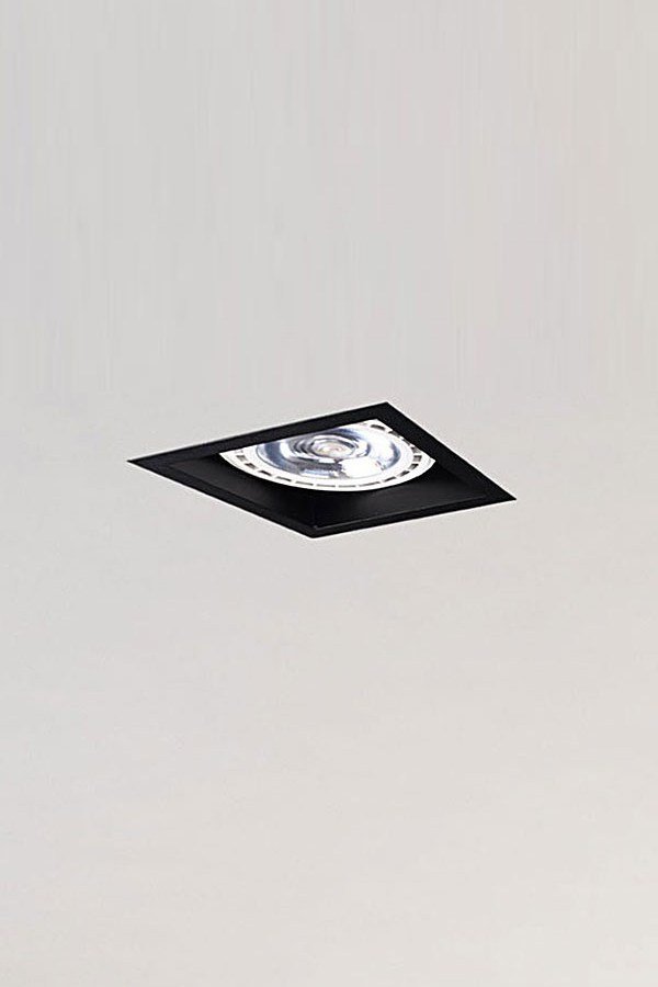   
                        Точковий світильник NOWODVORSKI (Польща) 11771    
                         у стилі хай-тек.  
                        Тип джерела світла: cвітлодіодні led, галогенні.                         Форма: квадрат.                         Кольори плафонів і підвісок: чорний.                         Матеріал: сталь.                          фото 3
