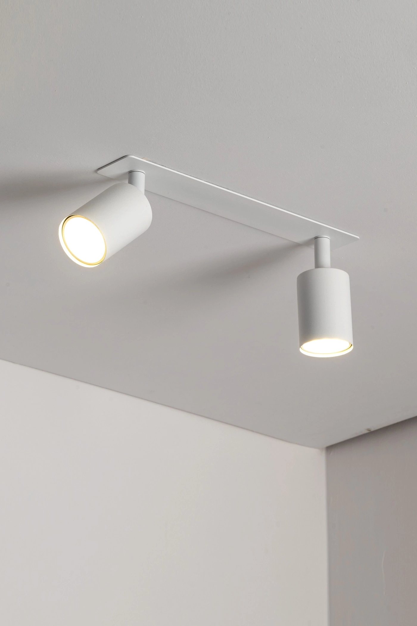   
                        
                        Светильник поворотный TK LIGHTING (Польша) 11857    
                         В стиле Хай-тек.  
                        Тип источника света: светодиодная лампа, сменная.                         Форма: Прямоугольник.                         Цвета плафонов и подвесок: Белый.                         Материал: Металл, Пластик.                          фото 5