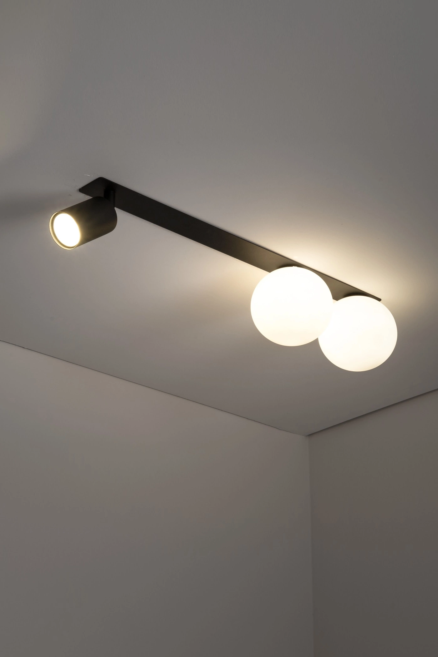   
                        
                        Світильник поворотний TK LIGHTING (Польща) 11888    
                         У стилі Хай-тек.  
                        Тип джерела світла: світлодіодна лампа, змінна.                         Форма: Прямокутник.                         Кольори плафонів і підвісок: Чорний, Білий.                         Матеріал: Метал, Пластик.                          фото 8