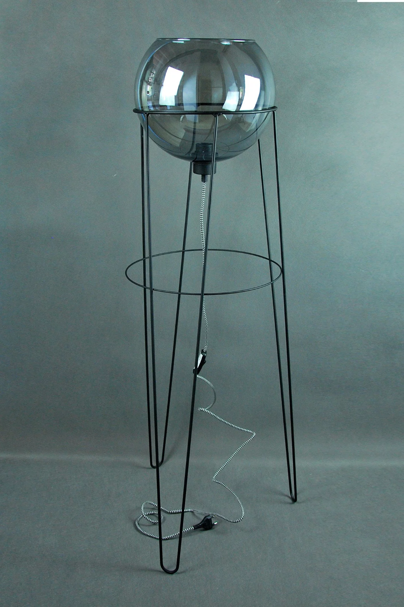   
                        Торшер TK LIGHTING (Польща) 11898    
                         у стилі Лофт.  
                        Тип джерела світла: світлодіодна лампа, змінна.                                                 Кольори плафонів і підвісок: Сірий.                         Матеріал: Скло.                          фото 1