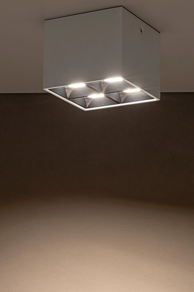   
                        
                        Точечный светильник NOWODVORSKI (Польша) 13258    
                         в стиле Хай-тек.  
                        Тип источника света: встроенный led-модуль, несъемный.                         Форма: Куб.                         Цвета плафонов и подвесок: Белый, Серый.                         Материал: Алюминий.                          фото 3
