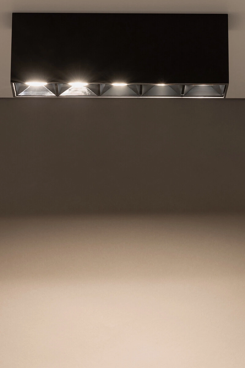  
                        
                        Точечный светильник NOWODVORSKI (Польша) 13284    
                         в стиле Хай-тек.  
                        Тип источника света: встроенный led-модуль, несъемный.                         Форма: Прямоугольник.                         Цвета плафонов и подвесок: Черный, Серый.                         Материал: Алюминий.                          фото 2