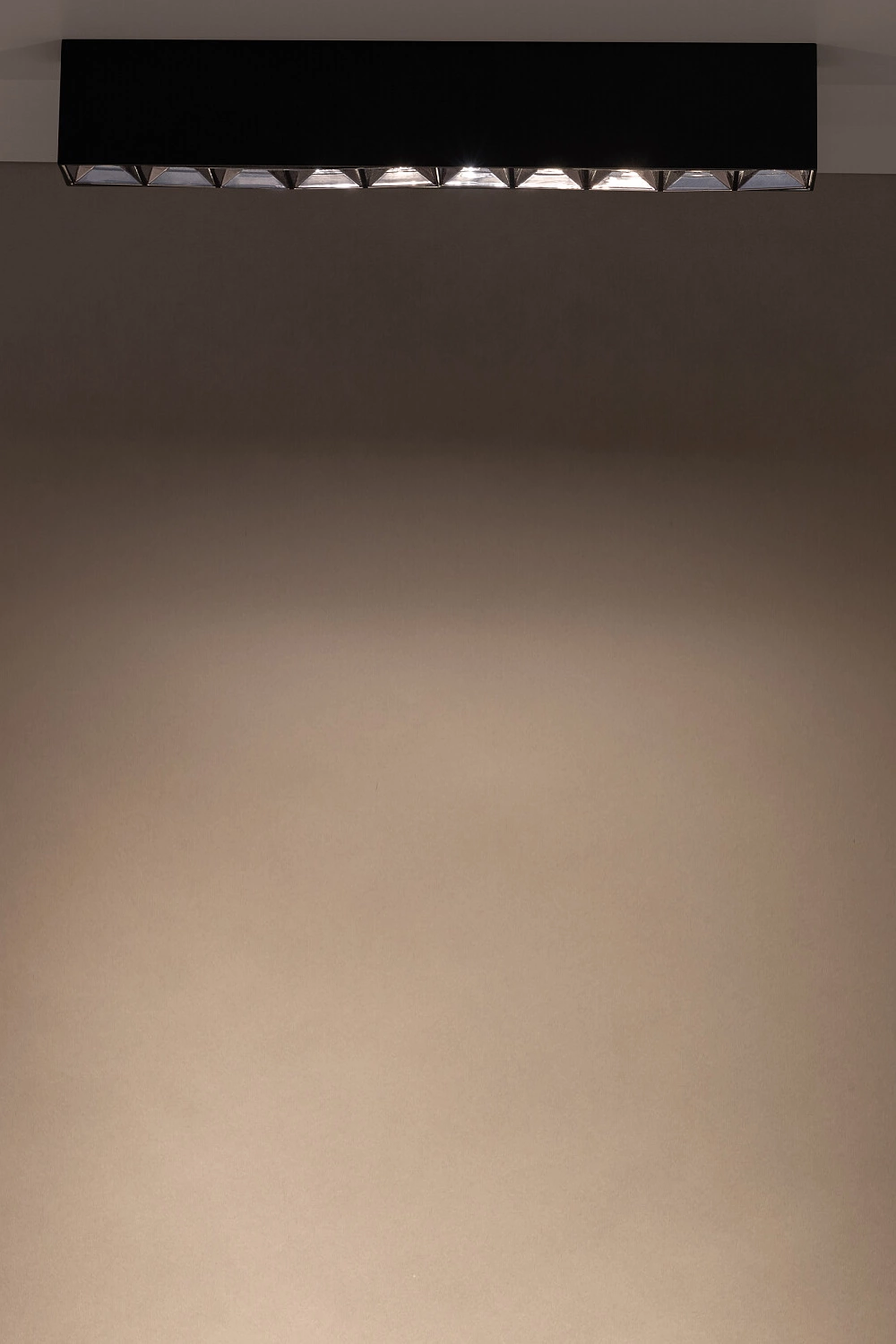   
                        
                        Точечный светильник NOWODVORSKI (Польша) 13290    
                         в стиле Хай-тек.  
                        Тип источника света: встроенный led-модуль, несъемный.                         Форма: Прямоугольник.                         Цвета плафонов и подвесок: Черный, Серый.                         Материал: Алюминий.                          фото 2