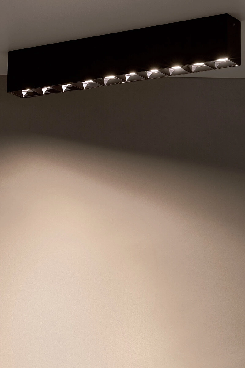   
                        
                        Точковий світильник NOWODVORSKI (Польща) 13290    
                         у стилі Хай-тек.  
                        Тип джерела світла: вбудований led-модуль, незмінний.                         Форма: Прямокутник.                         Кольори плафонів і підвісок: Чорний, Сірий.                         Матеріал: Алюміній.                          фото 3