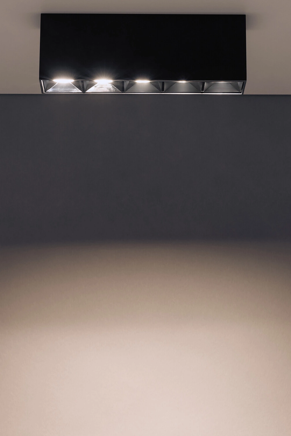   
                        Світильник стельовий NOWODVORSKI (Польща) 13303    
                         у стилі хай-тек.  
                        Тип джерела світла: вбудовані світлодіоди led.                         Форма: прямокутник.                         Кольори плафонів і підвісок: чорний.                         Матеріал: алюміній.                          фото 2