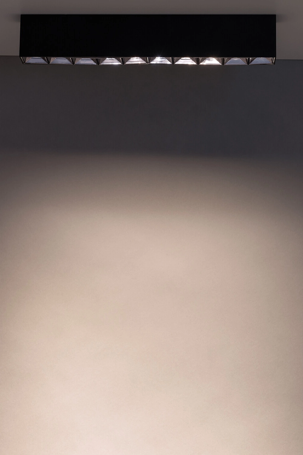   
                        Точковий світильник NOWODVORSKI (Польща) 13304    
                         у стилі Хай-тек.  
                        Тип джерела світла: вбудовані світлодіоди led.                         Форма: Прямокутник.                         Кольори плафонів і підвісок: Чорний.                         Матеріал: Алюміній.                          фото 2