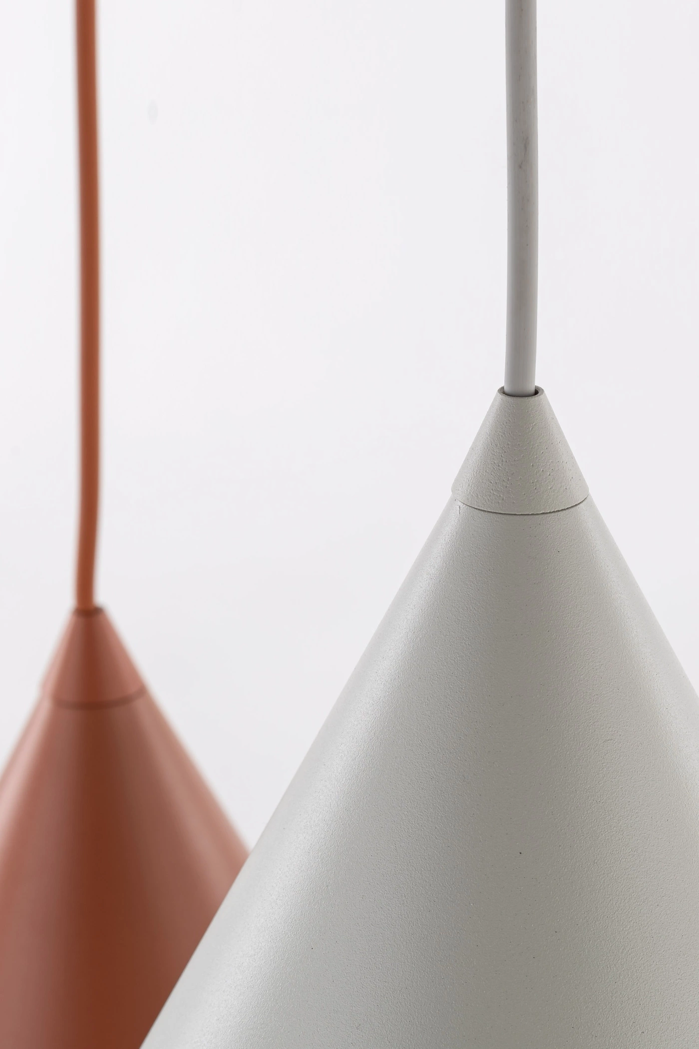  
                        
                        Люстра TK LIGHTING (Польша) 13914    
                         В стиле Лофт.  
                        Тип источника света: светодиодная лампа, сменная.                         Форма: Круг.                         Цвета плафонов и подвесок: Черный, Красный, Бежевый.                         Материал: Сталь, Пластик.                          фото 8
