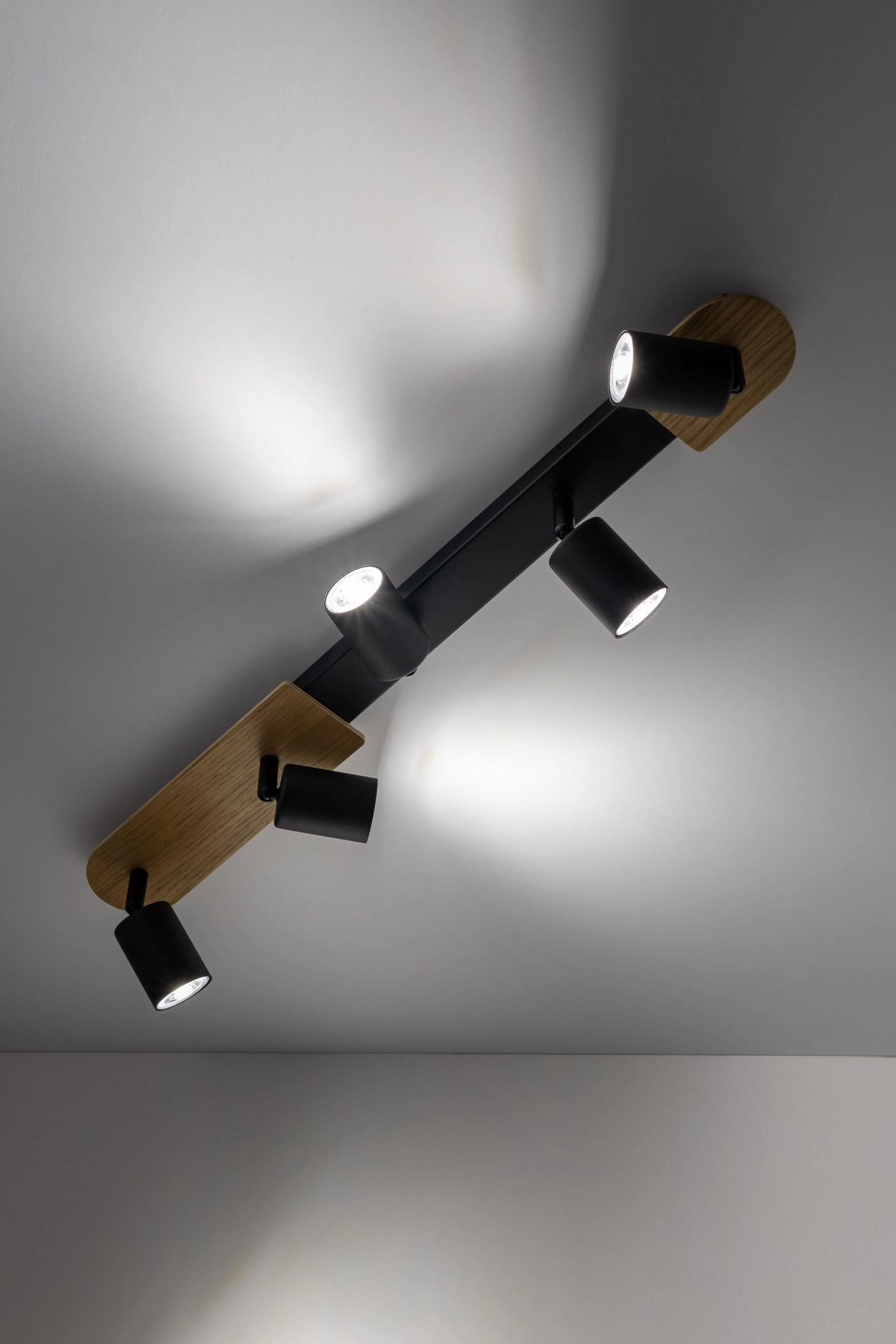   
                        
                        Світильник поворотний TK LIGHTING (Польща) 13950    
                         У стилі Кантрі, Скандинавський, Лофт.  
                        Тип джерела світла: світлодіодна лампа, змінна.                         Форма: Прямокутник.                         Кольори плафонів і підвісок: Чорний.                         Матеріал: Метал, Пластик.                          фото 7