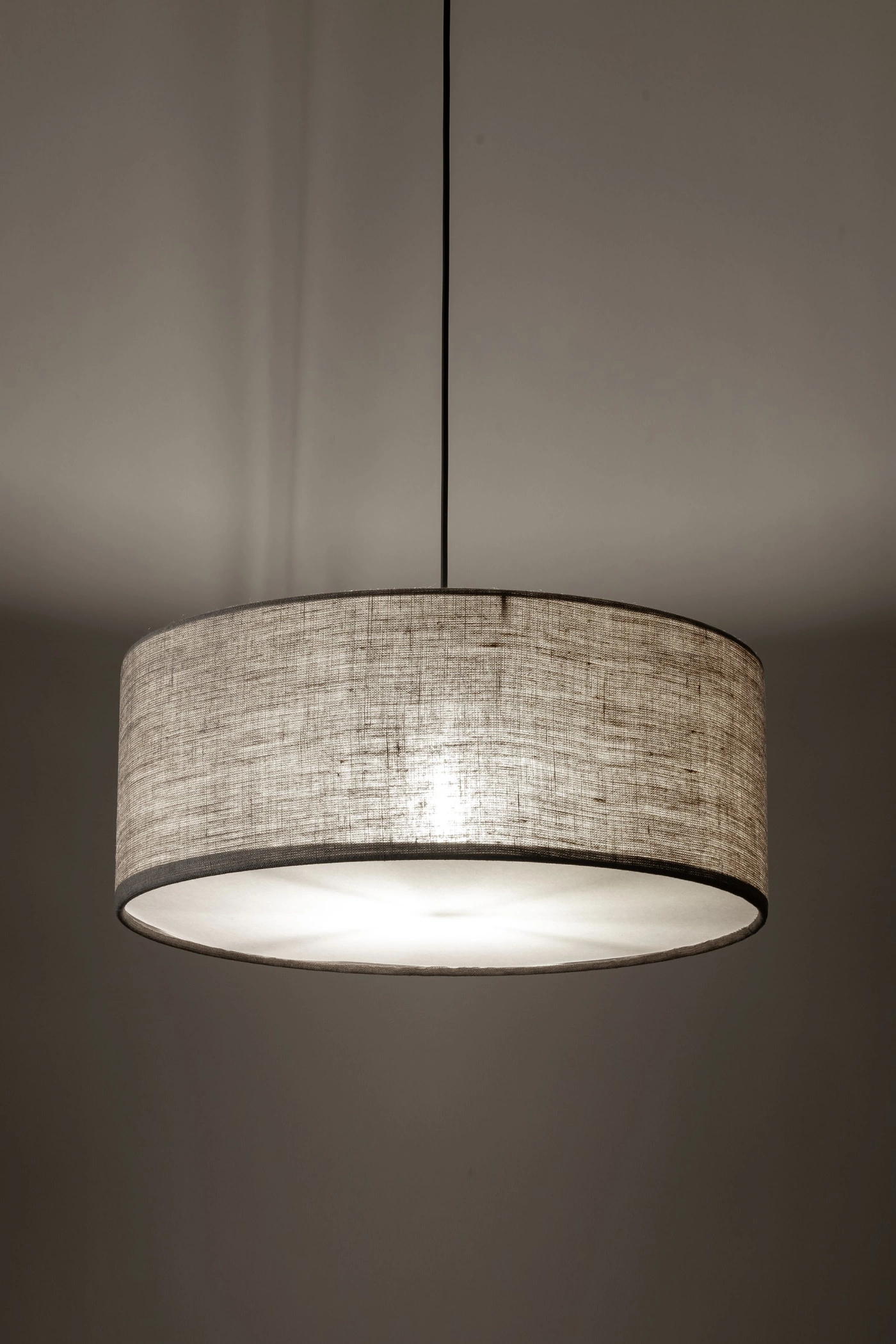   
                        
                        Люстра TK LIGHTING (Польша) 13999    
                         В стиле Скандинавский, Модерн.  
                        Тип источника света: светодиодная лампа, сменная.                         Форма: Цилиндр.                         Цвета плафонов и подвесок: Бежевый, Белый.                         Материал: Ткань, Пластик.                          фото 5