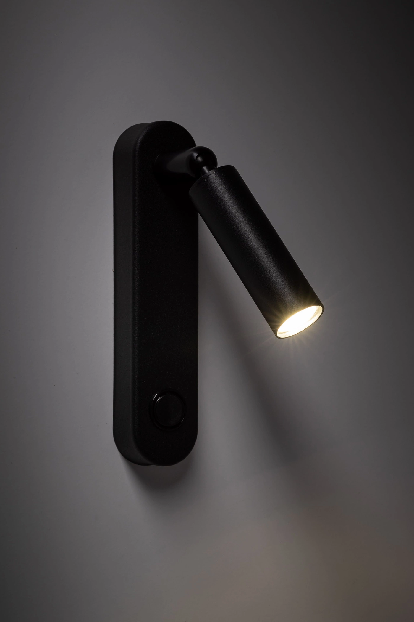   
                        
                        Бра TK LIGHTING (Польща) 14014    
                         У стилі Хай-тек.  
                        Тип джерела світла: світлодіодна лампа, змінна.                                                 Кольори плафонів і підвісок: Чорний.                         Матеріал: Сталь, Пластик.                          фото 6