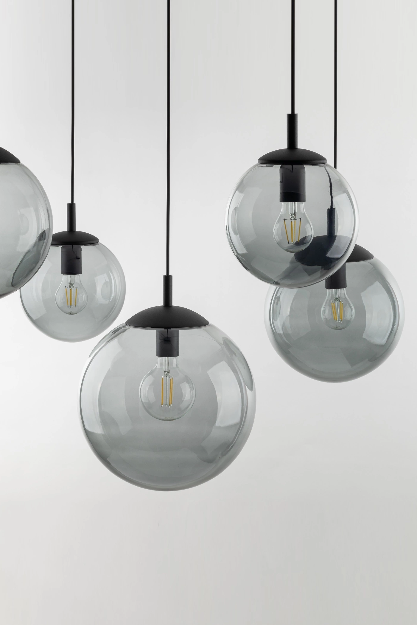   
                        
                        Люстра TK LIGHTING (Польща) 14030    
                         У стилі Хай-тек.  
                        Тип джерела світла: світлодіодна лампа, змінна.                         Форма: Коло.                         Кольори плафонів і підвісок: Сірий.                         Матеріал: Скло.                          фото 5