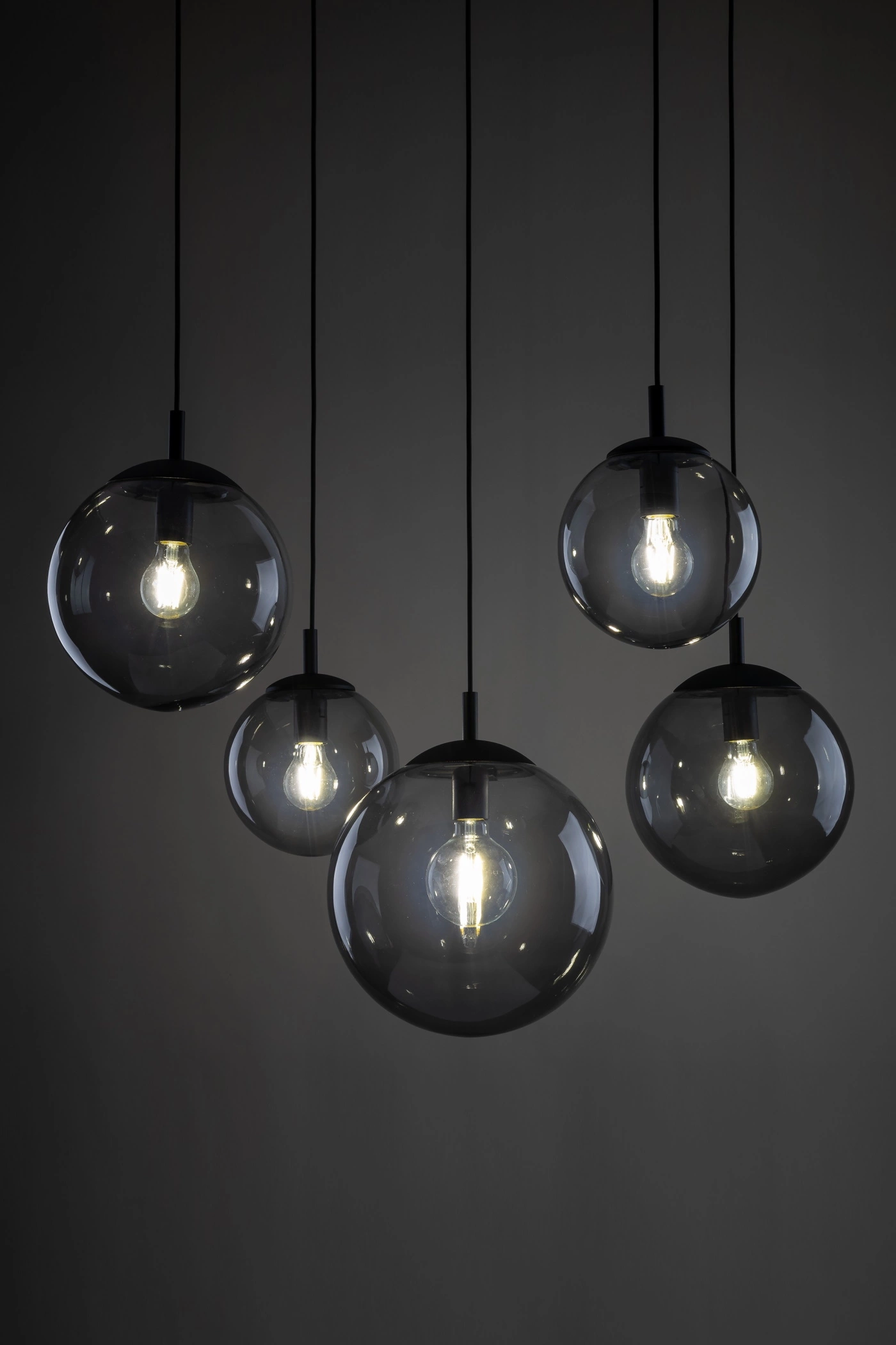   
                        
                        Люстра TK LIGHTING (Польща) 14030    
                         У стилі Хай-тек.  
                        Тип джерела світла: світлодіодна лампа, змінна.                         Форма: Коло.                         Кольори плафонів і підвісок: Сірий.                         Матеріал: Скло.                          фото 6
