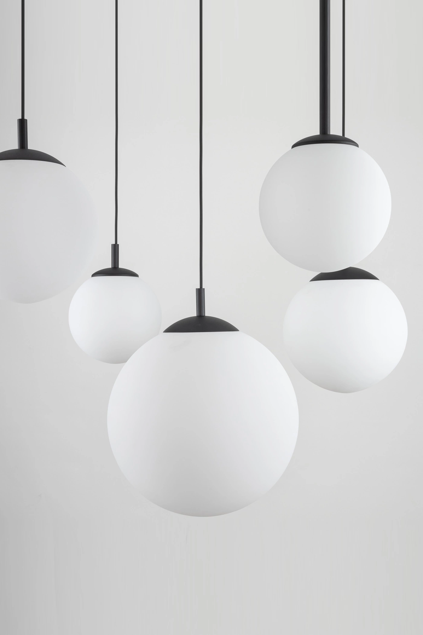   
                        
                        Люстра TK LIGHTING (Польша) 14063    
                         В стиле Хай-тек.  
                        Тип источника света: светодиодная лампа, сменная.                         Форма: Круг.                         Цвета плафонов и подвесок: Белый.                         Материал: Стекло.                          фото 5