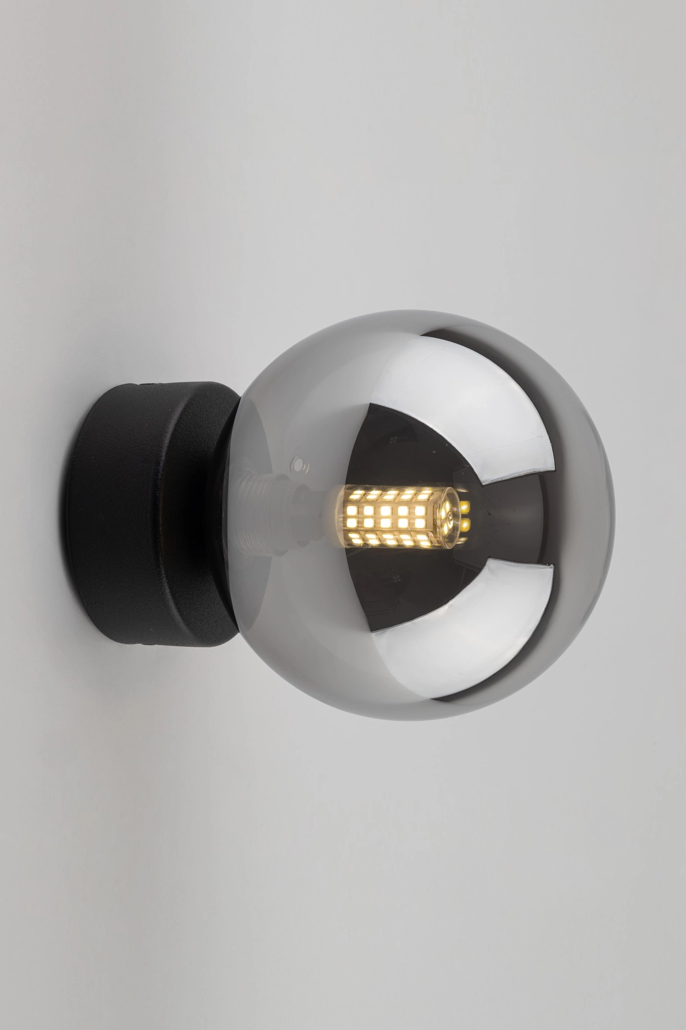   
                        
                        Бра TK LIGHTING (Польша) 14070    
                         В стиле Хай-тек.  
                        Тип источника света: светодиодная лампа, сменная.                                                 Цвета плафонов и подвесок: Серый.                         Материал: Стекло.                          фото 4