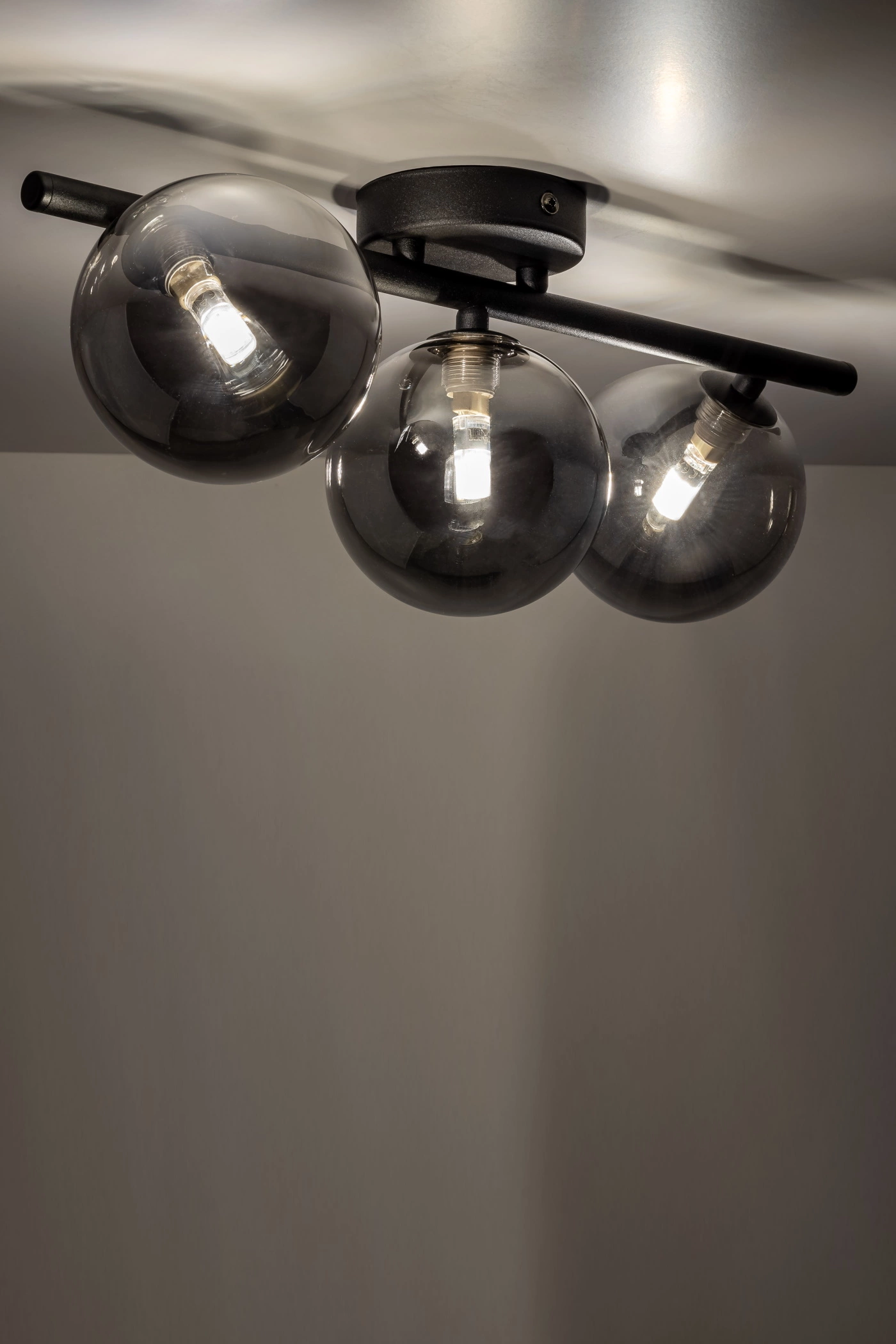   
                        
                        Люстра TK LIGHTING (Польша) 14074    
                         В стиле Хай-тек.  
                        Тип источника света: светодиодная лампа, сменная.                         Форма: Прямоугольник.                         Цвета плафонов и подвесок: Серый.                         Материал: Стекло.                          фото 6
