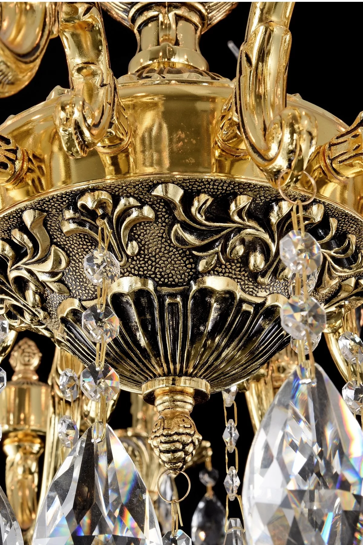   
                        
                        Кришталева люстра MAYTONI (Німеччина) 14282    
                         у стилі Класика.  
                        Тип джерела світла: світлодіодна лампа, змінна.                         Форма: Коло.                         Кольори плафонів і підвісок: Прозорий.                         Матеріал: Кришталь.                          фото 3