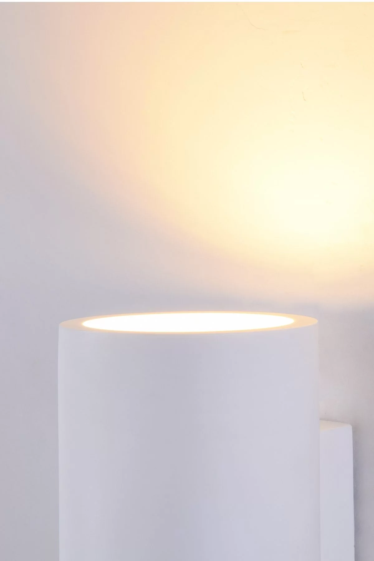   
                        Декоративна підсвітка MAYTONI (Німеччина) 14286    
                         у стилі Модерн.  
                        Тип джерела світла: світлодіодна лампа, змінна.                                                 Кольори плафонів і підвісок: Білий.                         Матеріал: Гіпс.                          фото 2