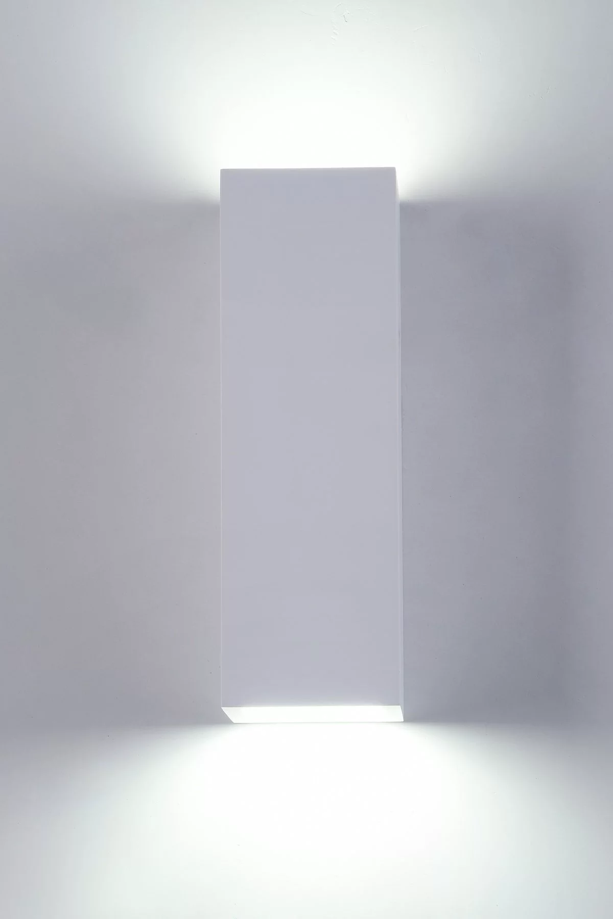   
                        Декоративна підсвітка MAYTONI (Німеччина) 14287    
                         у стилі Модерн.  
                        Тип джерела світла: світлодіодна лампа, змінна.                                                 Кольори плафонів і підвісок: Білий.                         Матеріал: Гіпс.                          фото 1