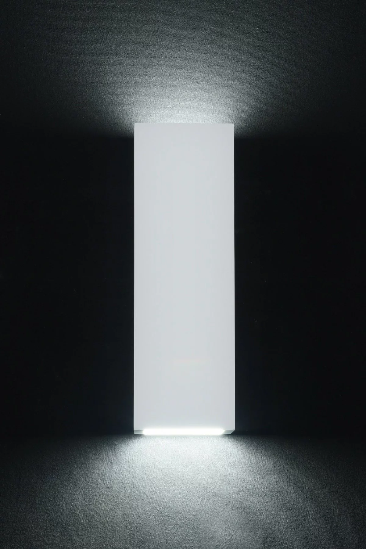   
                        Декоративна підсвітка MAYTONI (Німеччина) 14287    
                         у стилі Модерн.  
                        Тип джерела світла: світлодіодна лампа, змінна.                                                 Кольори плафонів і підвісок: Білий.                         Матеріал: Гіпс.                          фото 4