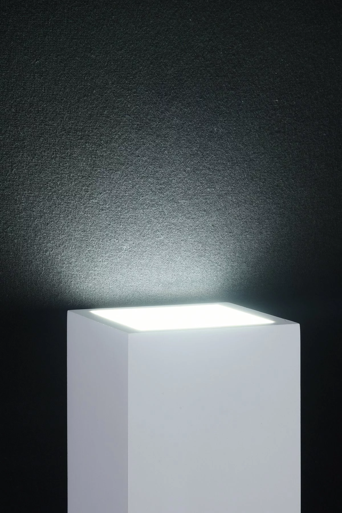   
                        
                        Декоративная подсветка MAYTONI (Германия) 14287    
                         в стиле Модерн.  
                        Тип источника света: светодиодная лампа, сменная.                                                 Цвета плафонов и подвесок: Белый.                         Материал: Гипс.                          фото 6