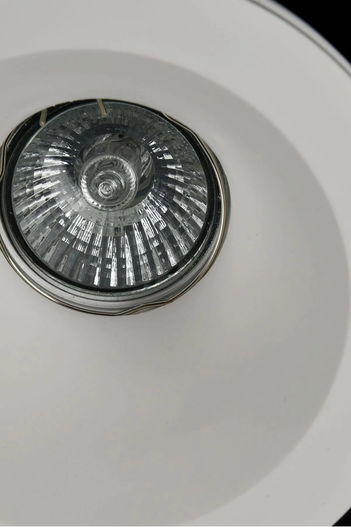   
                        Точечный светильник MAYTONI  (Германия) 14288    
                         в стиле Модерн.  
                        Тип источника света: светодиодная лампа, сменная.                         Форма: Круг.                         Цвета плафонов и подвесок: Белый.                         Материал: Гипс.                          фото 5