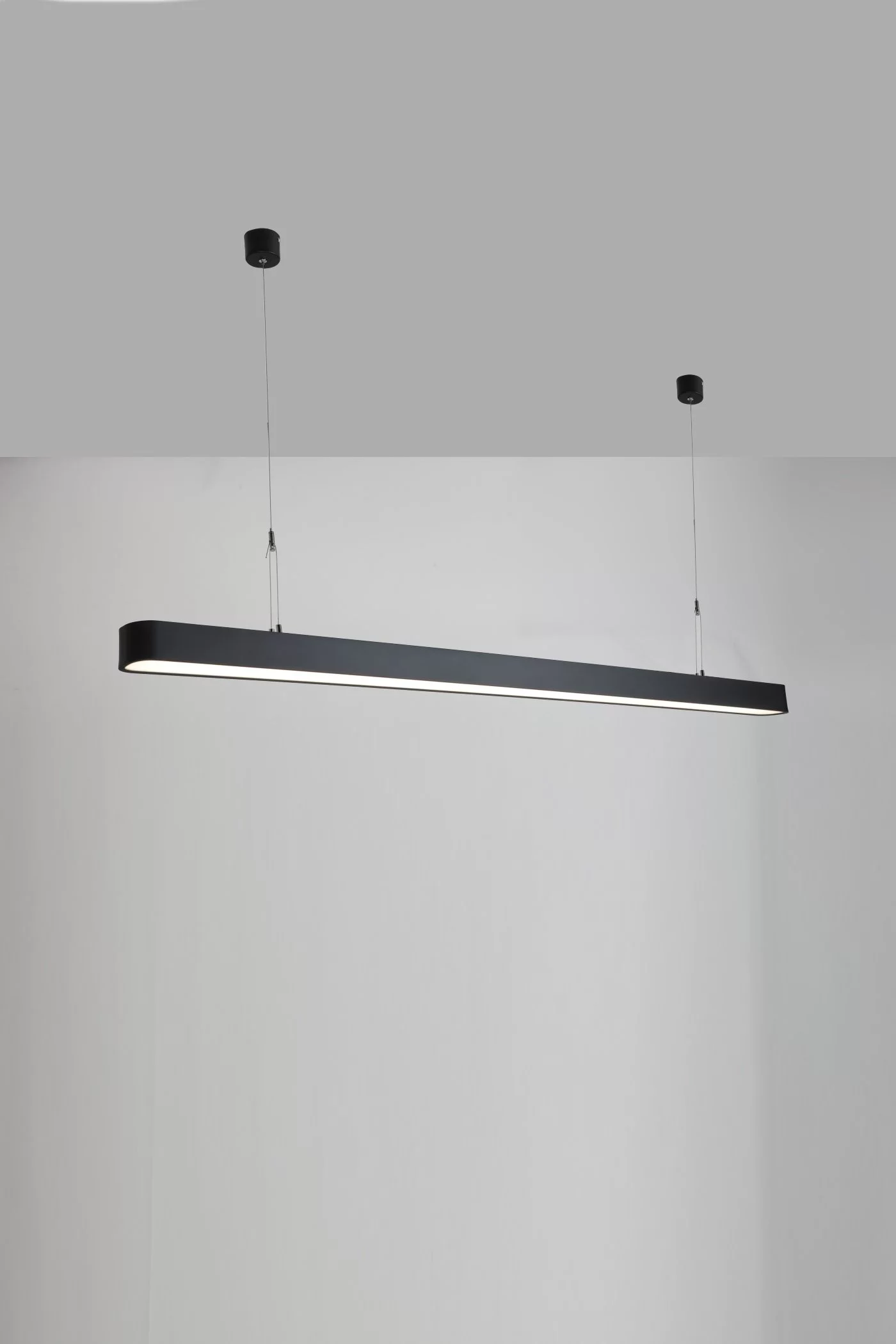   
                        Люстра LAGUNA LIGHTING (Китай) 14505    
                         у стилі хай-тек.  
                        Тип джерела світла: вбудовані світлодіоди led.                         Форма: прямокутник.                         Кольори плафонів і підвісок: чорний.                         Матеріал: алюміній.                          фото 1