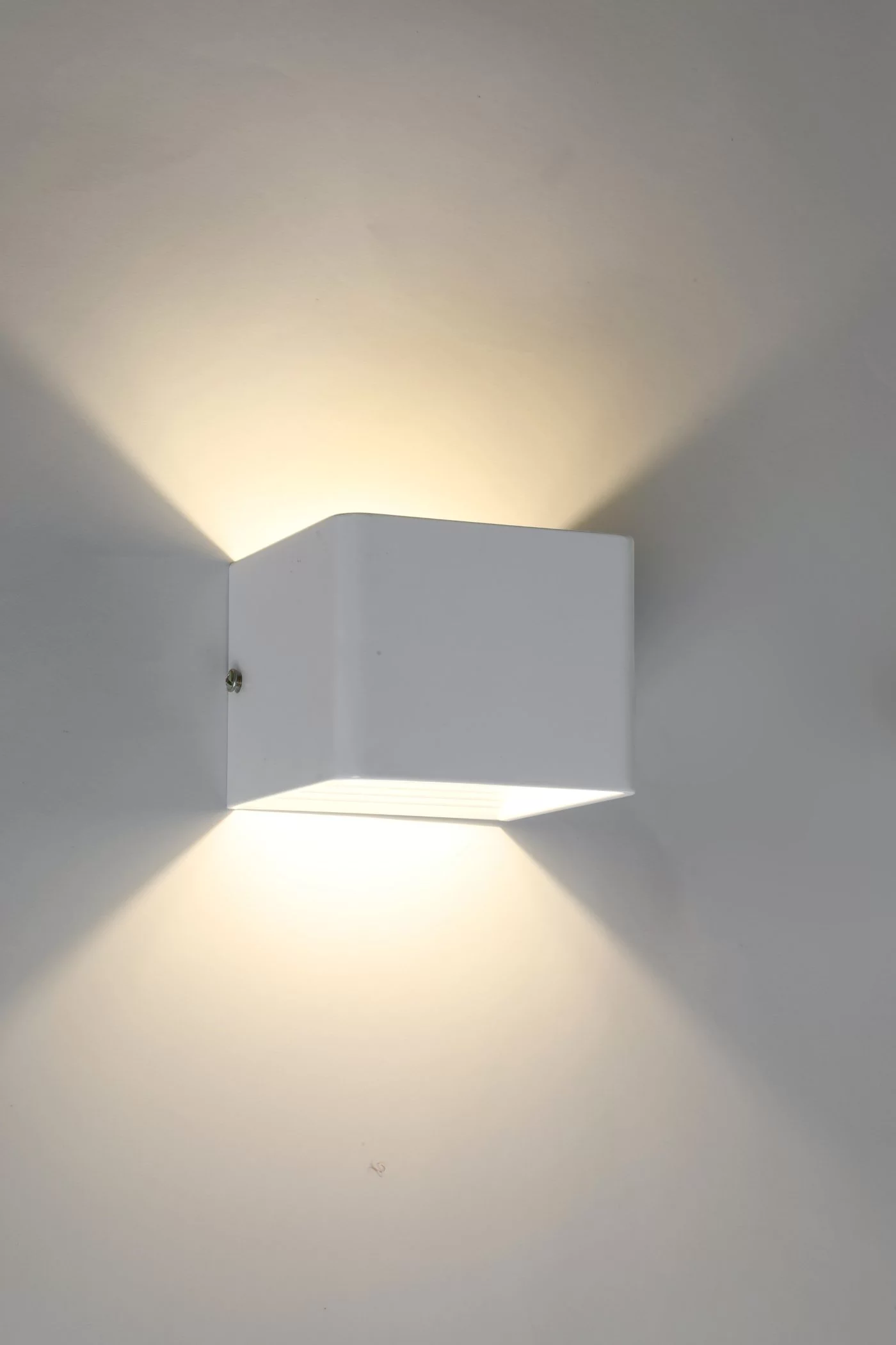   
                        
                        Декоративна підсвітка LAGUNA LIGHTING (Україна) 14533    
                         У стилі Хай-тек.  
                        Тип джерела світла: вбудований led-модуль, незмінний.                                                 Кольори плафонів і підвісок: Білий.                         Матеріал: Метал.                          фото 1