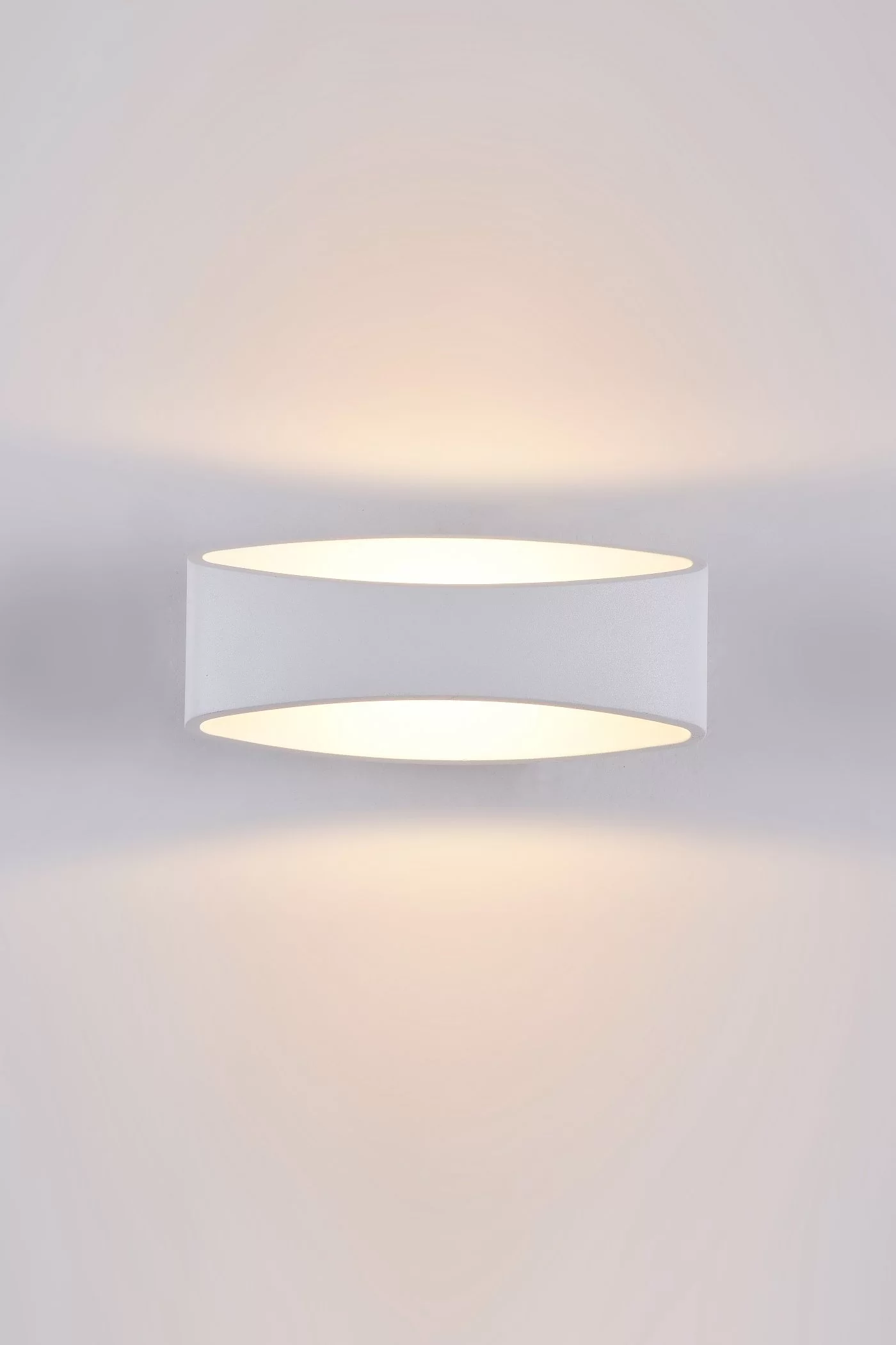   
                        Декоративная подсветка MAYTONI  (Германия) 14554    
                         в стиле Модерн.  
                        Тип источника света: встроенный led-модуль, несъемный.                                                 Цвета плафонов и подвесок: Белый.                                                  фото 1