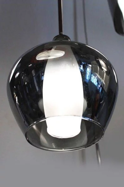   
                        Люстра AZZARDO  (Польша) 15873    
                         в стиле Хай-тек.  
                        Тип источника света: светодиодная лампа, сменная.                         Форма: Круг.                         Цвета плафонов и подвесок: Серый, Белый.                         Материал: Стекло.                          фото 4