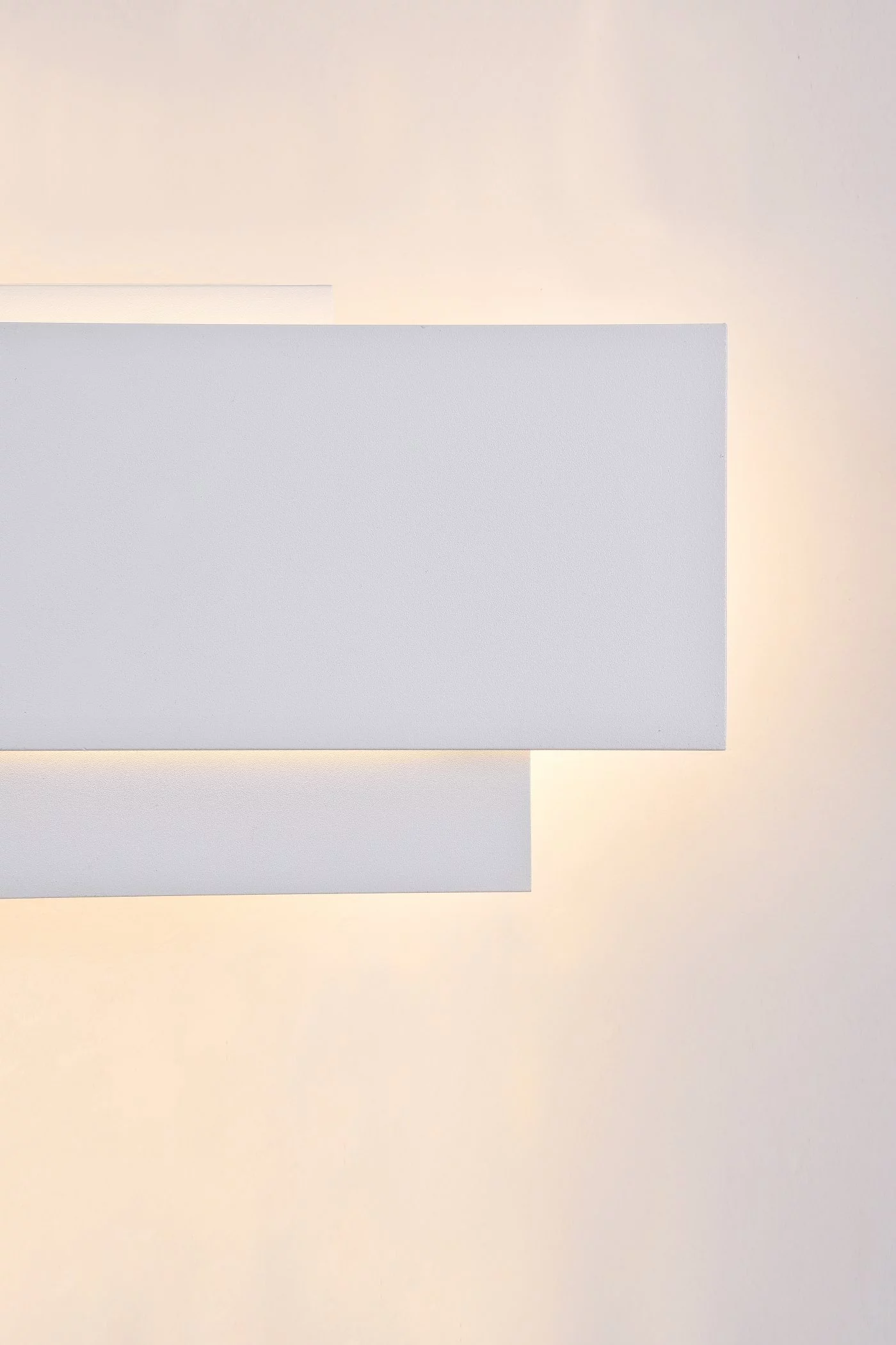   
                        Світильник настінний MAYTONI (Німеччина) 16110    
                         у стилі хай-тек.  
                        Тип джерела світла: вбудовані світлодіоди led.                                                 Кольори плафонів і підвісок: білий.                         Матеріал: метал.                          фото 3