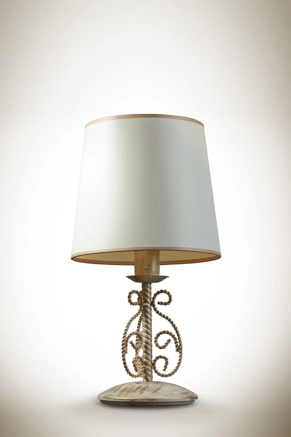   
                        
                        Настільна лампа NB LIGHT (Україна) 16242    
                         у стилі Класика.  
                        Тип джерела світла: світлодіодна лампа, змінна.                                                 Кольори плафонів і підвісок: Білий.                         Матеріал: Тканина.                          фото 1