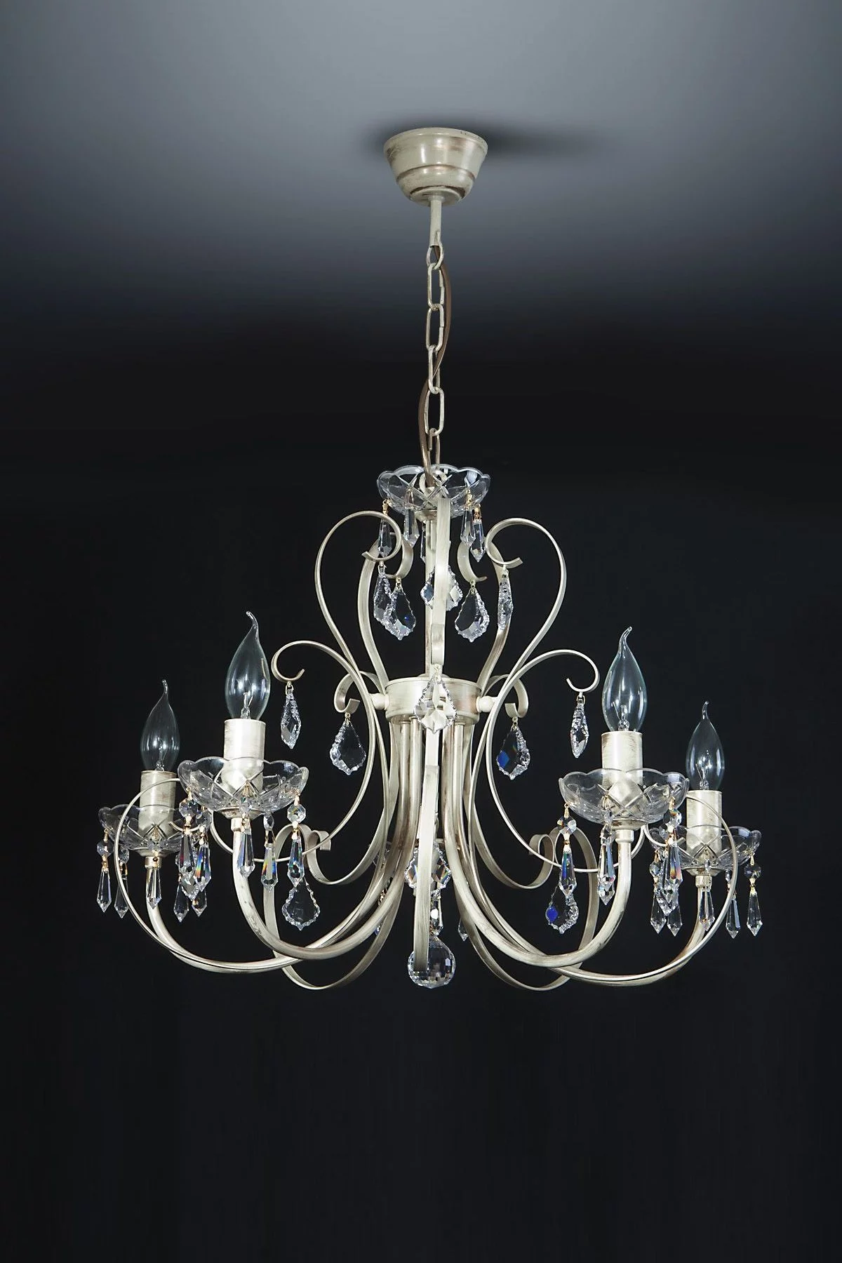   
                        
                        Люстра NB LIGHT (Україна) 16269    
                         У стилі Класика.  
                        Тип джерела світла: світлодіодна лампа, змінна.                         Форма: Коло.                         Кольори плафонів і підвісок: Прозорий.                         Матеріал: Кришталь.                          фото 1