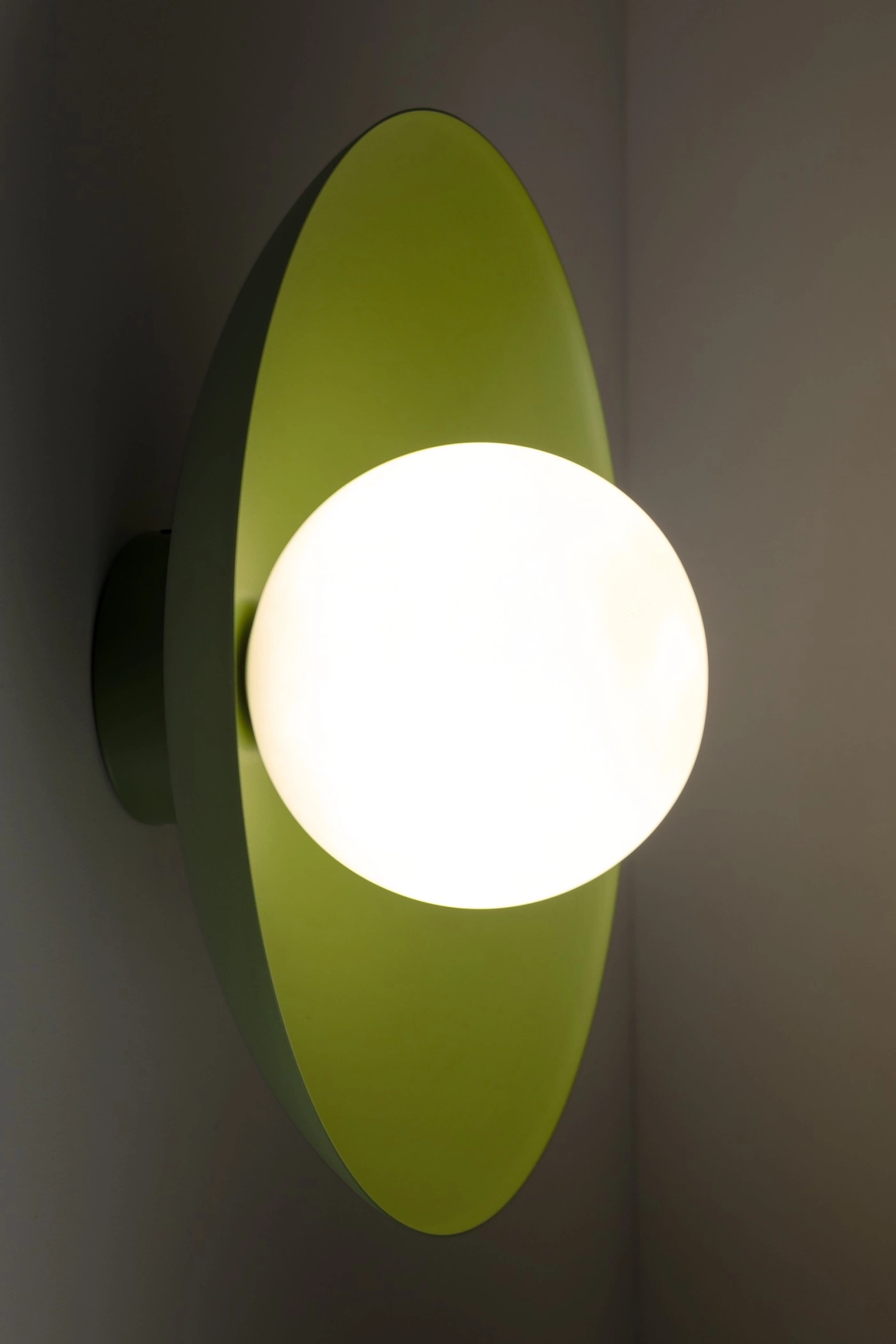   
                        
                        Светильник настенный TK LIGHTING (Польша) 16402    
                         В стиле Модерн, Скандинавский.  
                        Тип источника света: светодиодная лампа, сменная.                         Форма: Круг.                         Цвета плафонов и подвесок: Зеленый, Белый.                         Материал: Металл, Стекло.                          фото 6